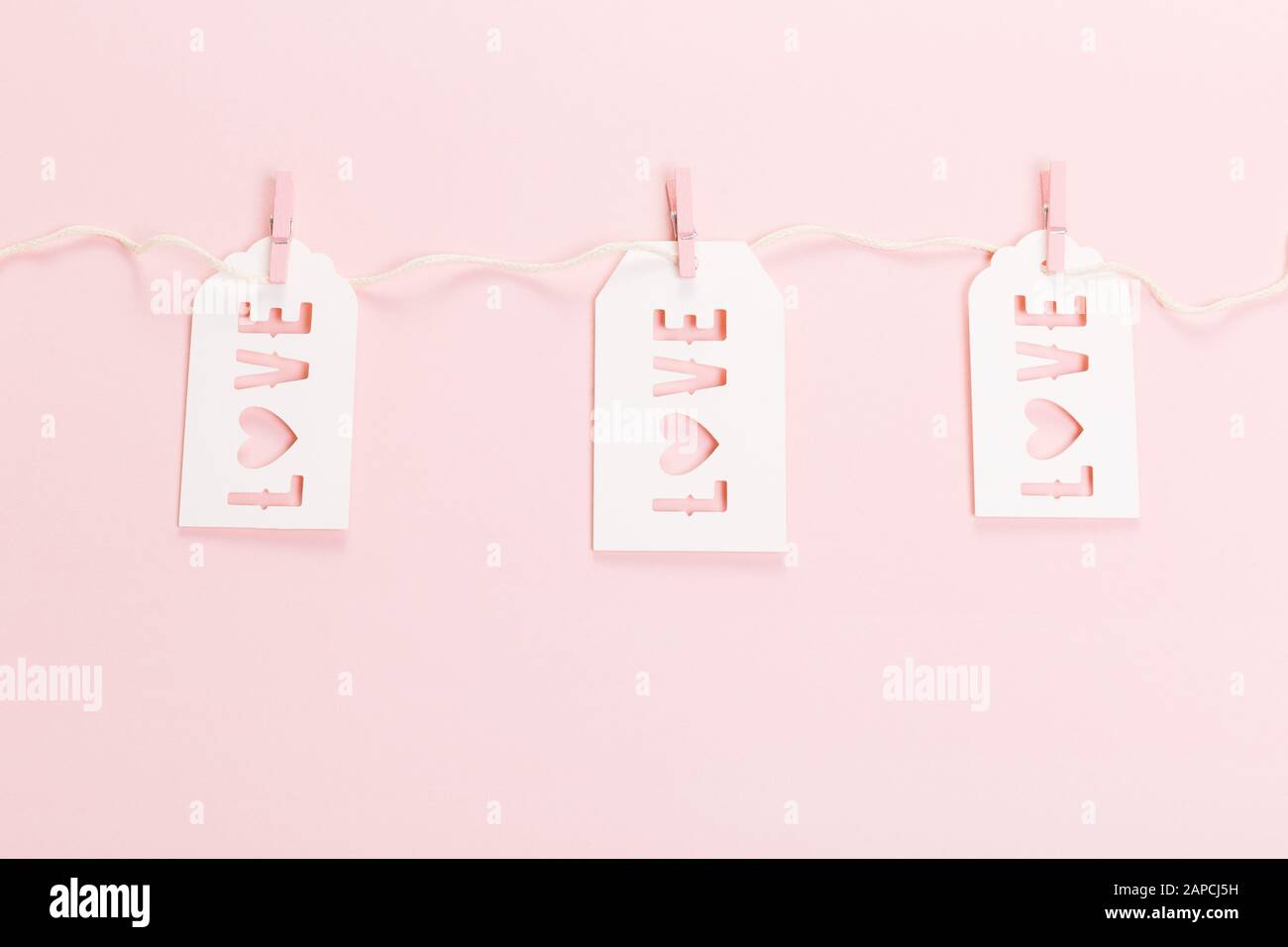 vintage retrò valentines giorno, cornici per matrimoni con nastro e iscrizione amore. vista dall'alto. Foto Stock