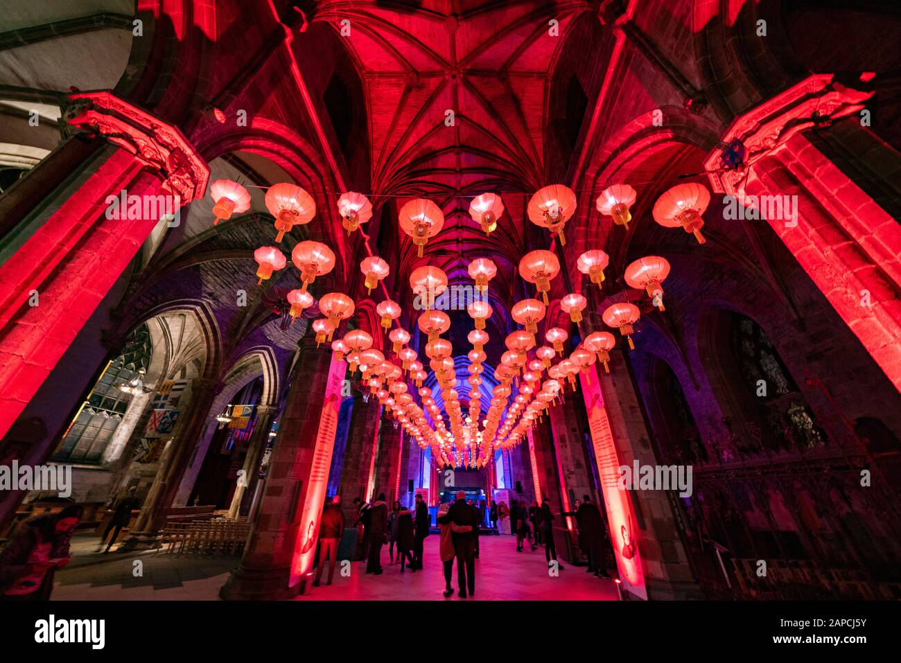 Edimburgo, Scozia, Regno Unito. 22 Gennaio 2020. Il festival EdinburghÕs Burns and Beyond presenta 400 lanterne rosse cinesi appese all'interno della cattedrale di St Giles, Edimburgo, per celebrare l'inizio delle celebrazioni del Capodanno cinese. Burns Night il Sabato 25 gennaio, coincide con il Capodanno cinese, date che non coincideranno di nuovo per altri 76 anni. Iain Masterton/Alamy Live News. Foto Stock