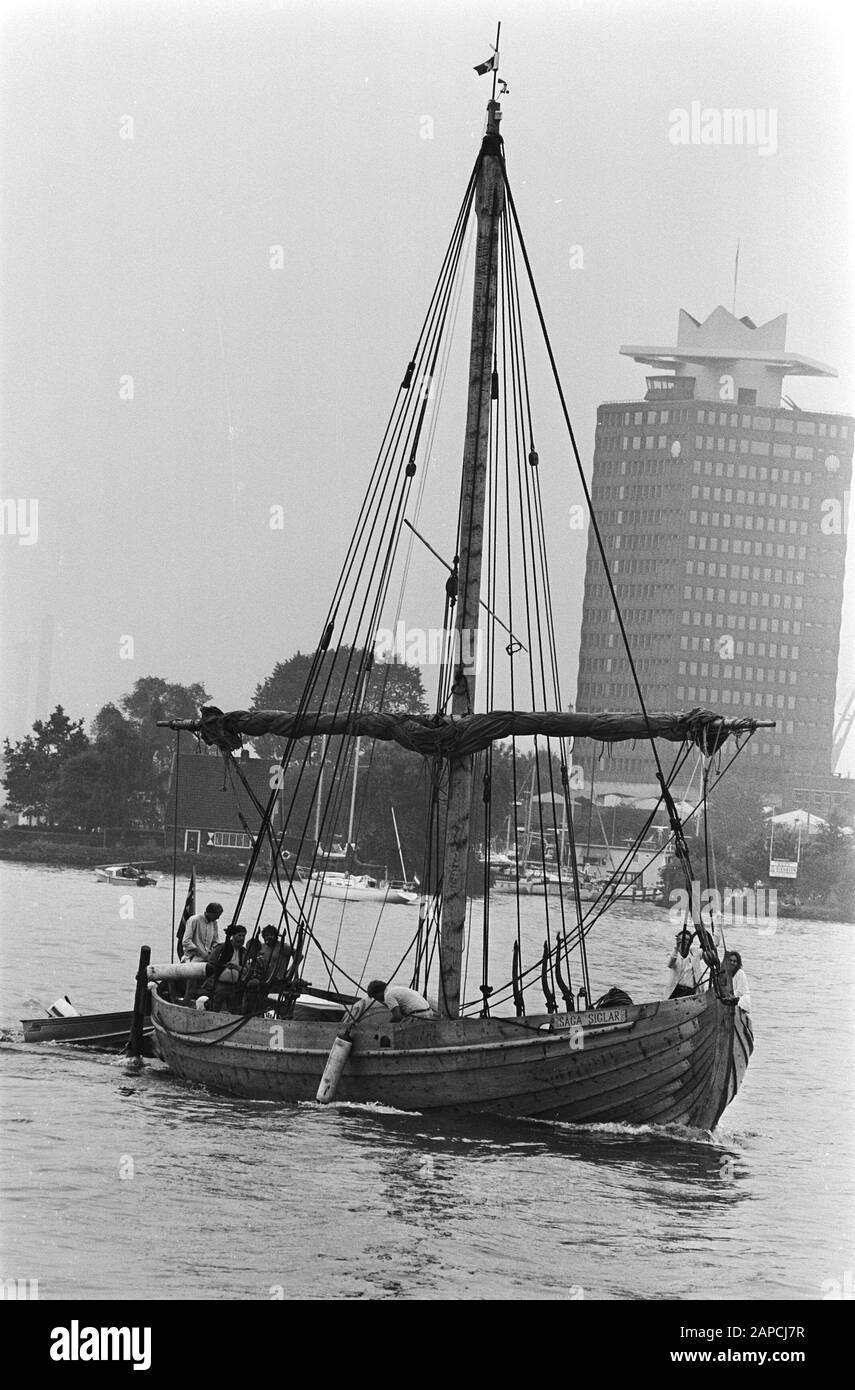 Arrivo della nave vichinga Saga Siglar ad Amsterdam Data: 24 Luglio 1983 luogo: Amsterdam, Noord-Holland Parole Chiave: Navi a vela Foto Stock