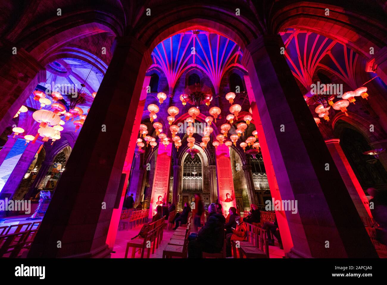 Edimburgo, Scozia, Regno Unito. 22 Gennaio 2020. Il festival EdinburghÕs Burns and Beyond presenta 400 lanterne rosse cinesi appese all'interno della cattedrale di St Giles, Edimburgo, per celebrare l'inizio delle celebrazioni del Capodanno cinese. Burns Night il Sabato 25 gennaio, coincide con il Capodanno cinese, date che non coincideranno di nuovo per altri 76 anni. Iain Masterton/Alamy Live News. Foto Stock