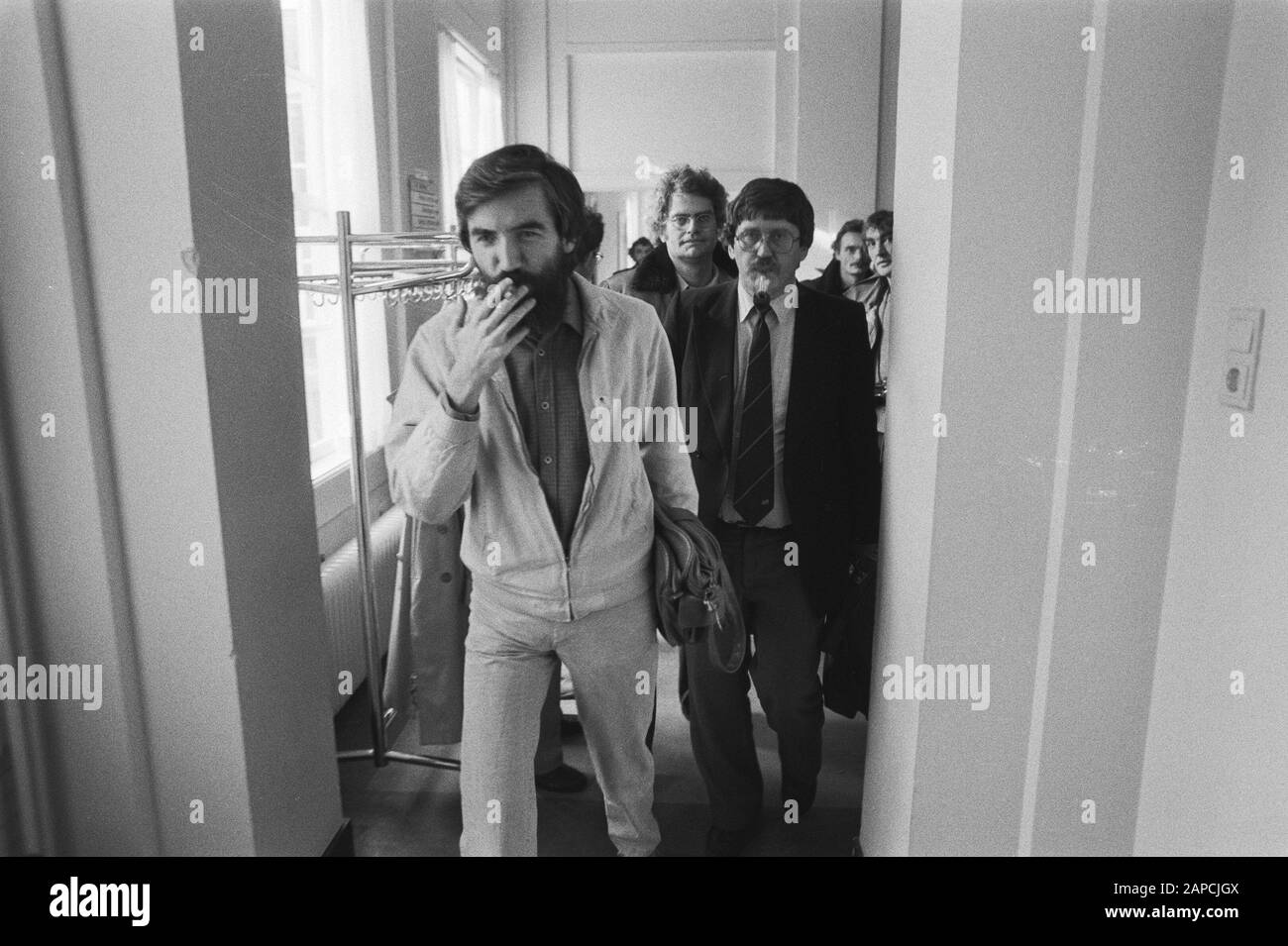 Cabinet Crisis; la Regina Beatrice ricevette i presidenti della frittata di Paleis Lange Voorhout Descrizione: Arrivo di Max van den Berg (a sinistra) e Bram Pepper alla seconda Camera di PvdA-Fraktie Meeting Data: 16 Ottobre 1981 Località: L'Aia, Zuid-Holland Parole Chiave: Politici Nome personale: Berg, Max van den, Pepper, Bram Foto Stock