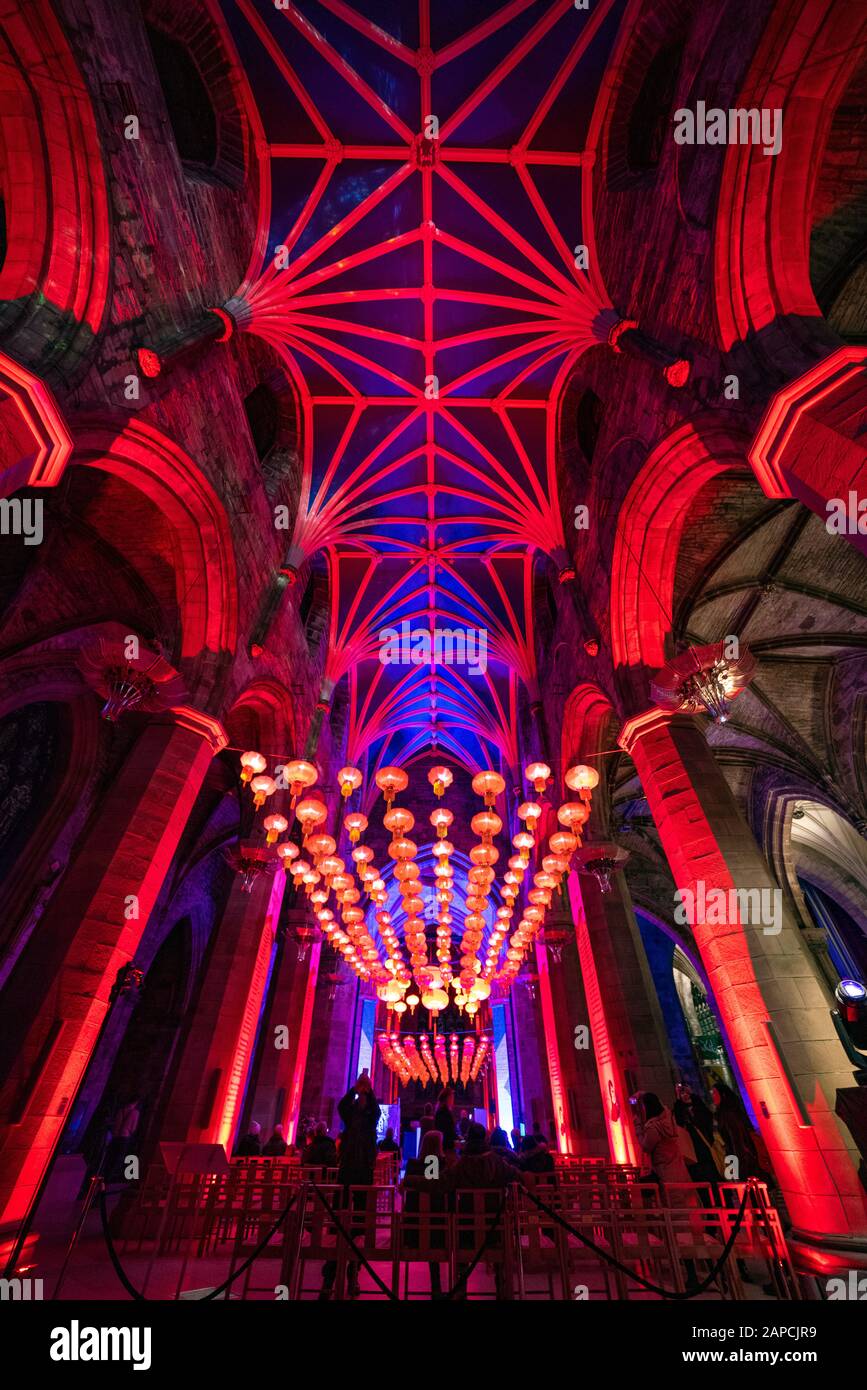 Edimburgo, Scozia, Regno Unito. 22 Gennaio 2020. Il festival EdinburghÕs Burns and Beyond presenta 400 lanterne rosse cinesi appese all'interno della cattedrale di St Giles, Edimburgo, per celebrare l'inizio delle celebrazioni del Capodanno cinese. Burns Night il Sabato 25 gennaio, coincide con il Capodanno cinese, date che non coincideranno di nuovo per altri 76 anni. Iain Masterton/Alamy Live News. Foto Stock