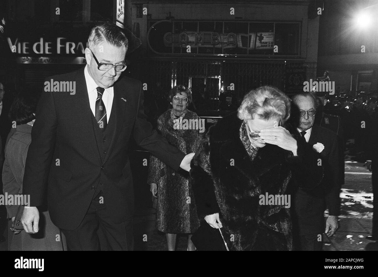 Arrivo della principessa Juliana e del principe Bernhard alla prima del film su Olivier B. Bommel se capite che cosa significo Data: 2 febbraio 1983 Parole Chiave: Personaggi dei cartoni animati, cartoni animati Nome personale: Bernhard, Prince, Juliana, principessa Foto Stock