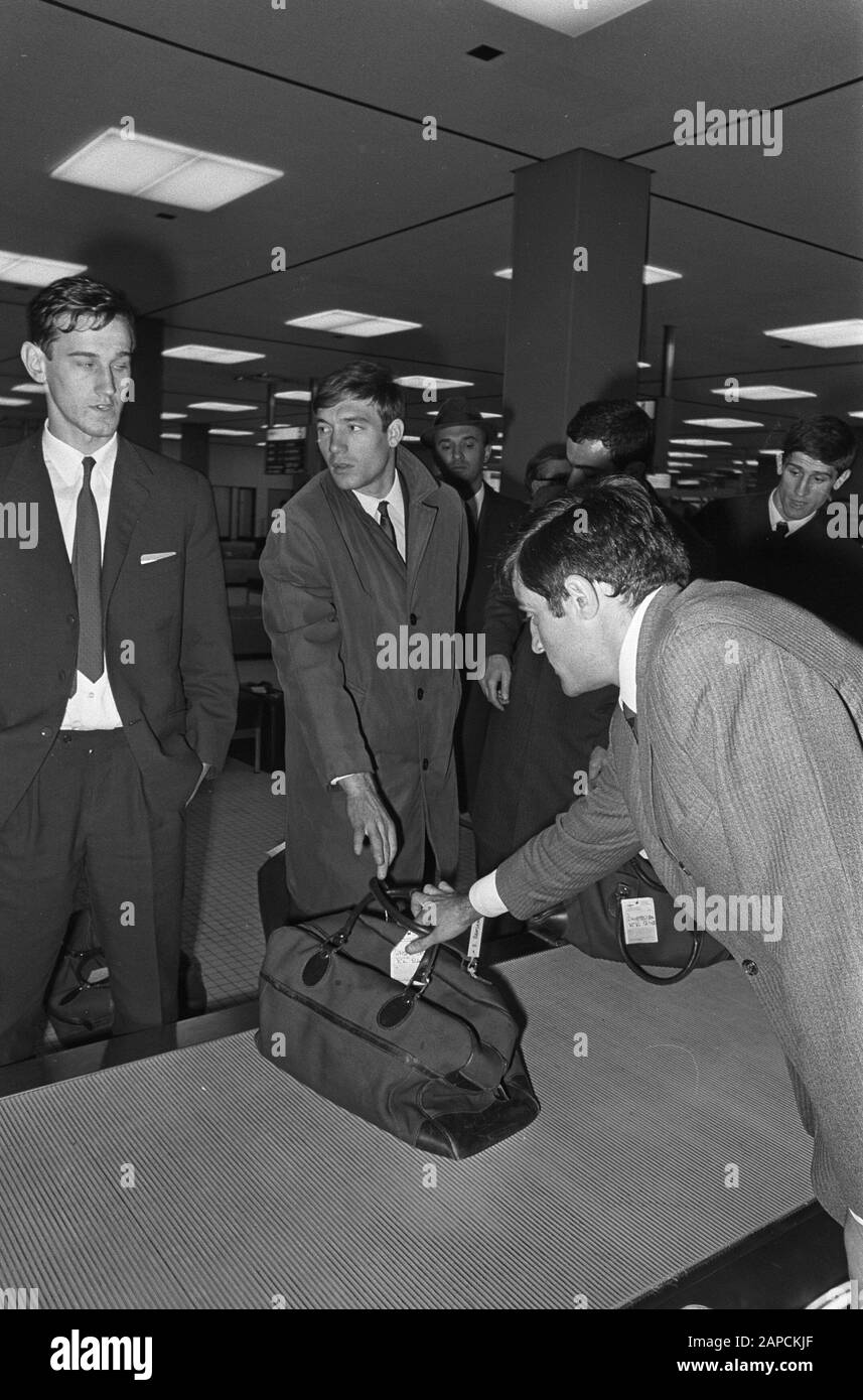 Arrivo del team slavo del Sud all'aeroporto di Schiphol. Trainer Stankovic Zuid-Slavie Data: 31 Ottobre 1967 Località: Noord-Holland, Schiphol Parole Chiave: Arrivi, Squadre, Allenatori Foto Stock