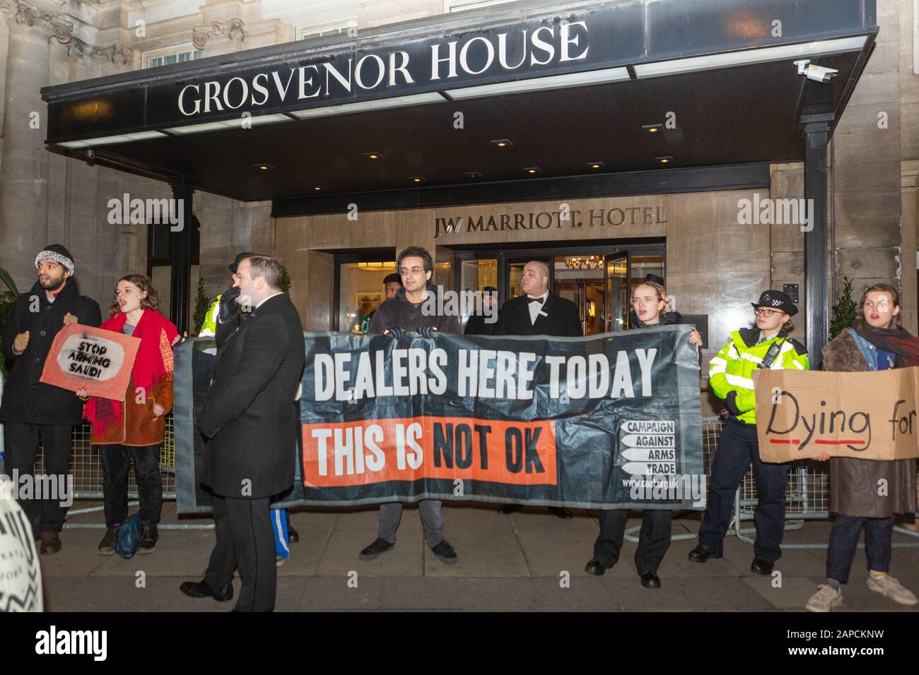 Park Lane, Londra, Regno Unito. 22nd Gen 2020. I manifestanti della Campagna Contro il commercio di armi e Stop la fiera delle armi dimostrano fuori dal Grosvenor House Hotel UK mentre i commercianti di armi, MPS, e il personale militare tengono una cena con cravatta nera. Penelope Barritt/Alamy Live News Foto Stock