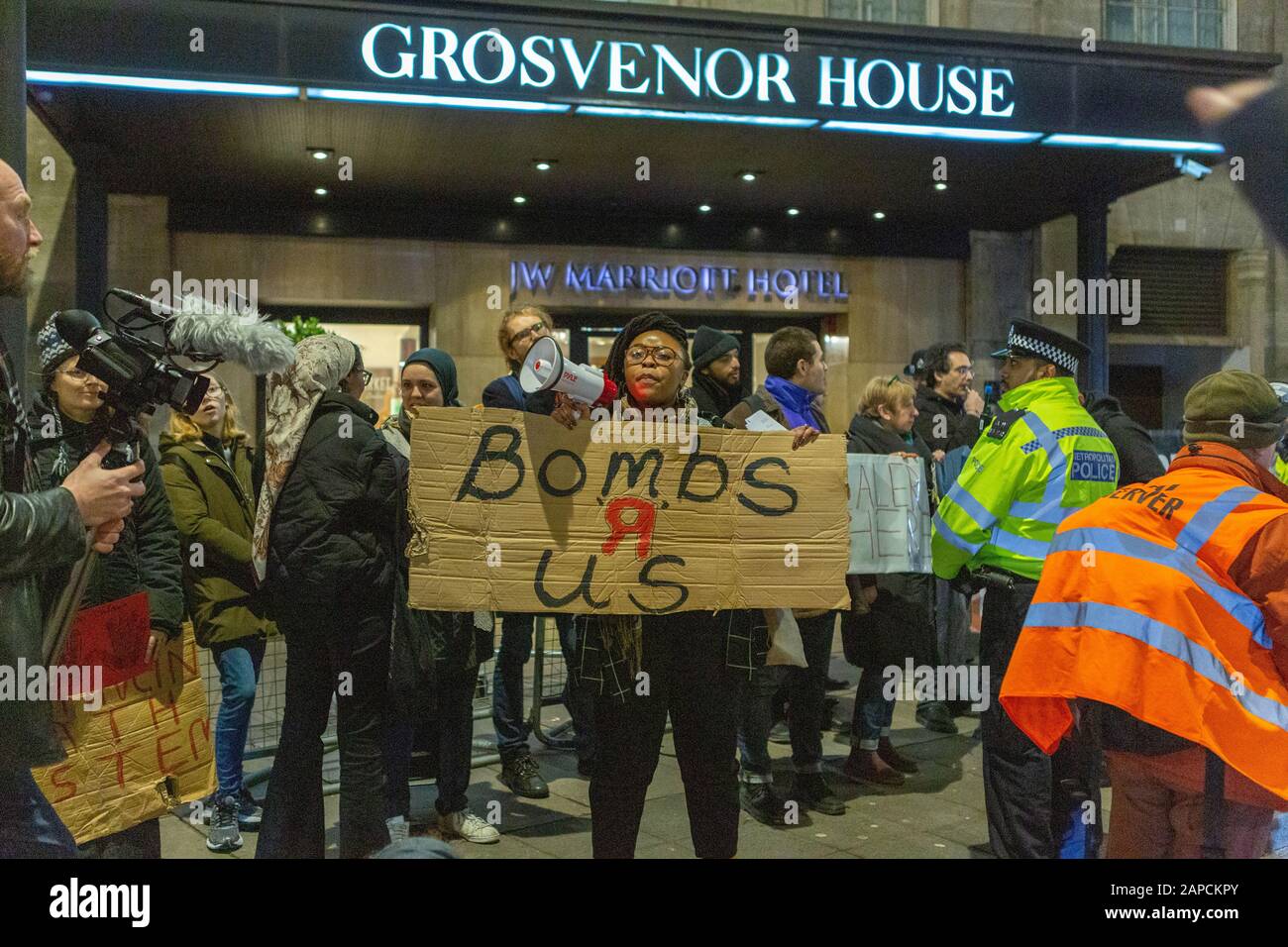 Park Lane, Londra, Regno Unito. 22nd Gen 2020. I manifestanti della Campagna Contro il commercio di armi e Stop la fiera delle armi dimostrano fuori dal Grosvenor House Hotel UK mentre i commercianti di armi, MPS, e il personale militare tengono una cena con cravatta nera. Penelope Barritt/Alamy Live News Foto Stock