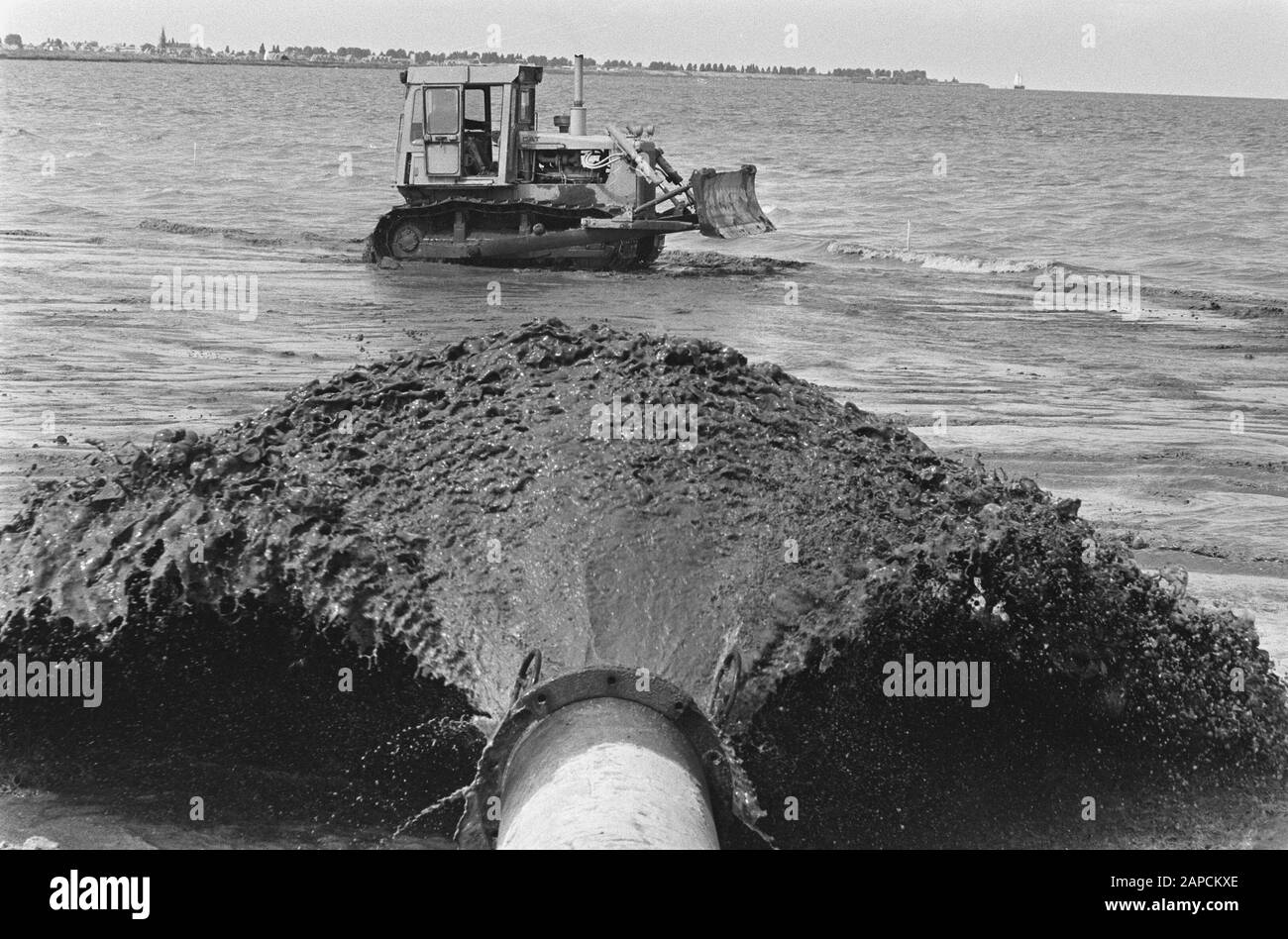 Costruzione di nuova diga vicino ex isola Marken; Pipeline spray sabbia Data: 18 agosto 1986 luogo: Marken Parole Chiave: Dighe, gasdotti, lavoro Foto Stock