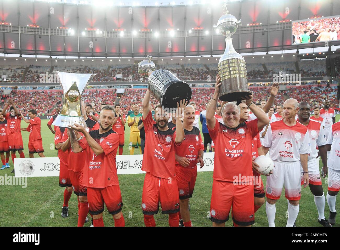 Rio de Janeiro, Brasile, 28 dicembre 2019. Giocatori che mostrano le tre coppe che la squadra Flamengo ha vinto nel 2019 prima del gioco delle Stelle al Marac Foto Stock