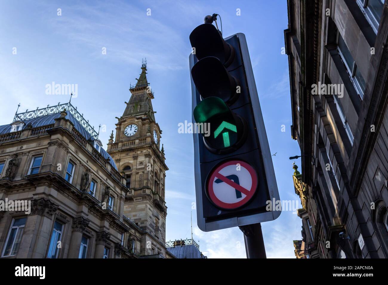 Semaforo verde freccia avanti solo e edifici municipali su Dale Street, Liverpool Foto Stock