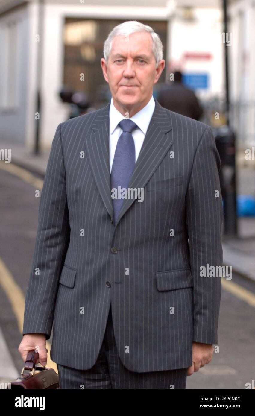 L'ex commissario metropolitano di polizia Sir Paul Condon lascia l'alta Corte di Londra dopo aver dato prova in Inquest delle morti della principessa Diana e Dodi Fayed nel 2008. Foto Stock