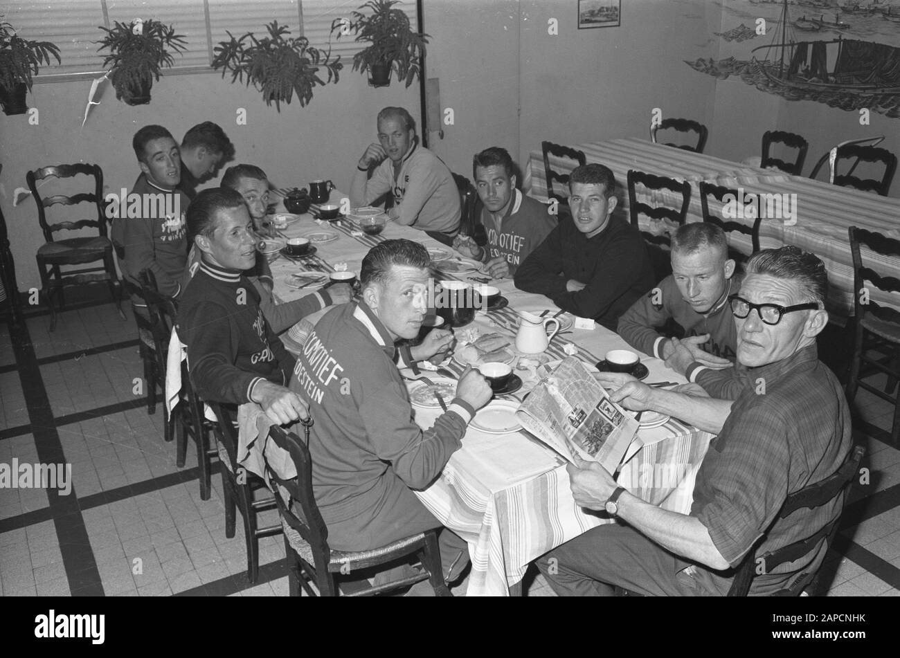 Tour de France 1961 Descrizione: AB Geldermans, Wagtmans e Lahay al tavolo Annotazione: Alla testa del tavolo (guardando) team leader Klaas Buchly Data: 23 Giugno 1961 Parole Chiave: Cyclists Nome personale: Geldermans , Ab Foto Stock