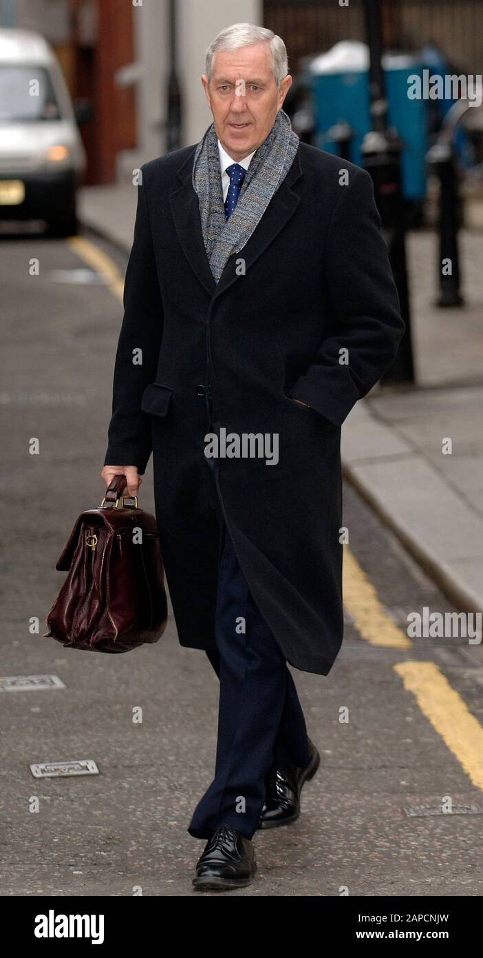 L'ex commissario metropolitano di polizia Sir Paul Condon lascia l'alta Corte di Londra dopo aver dato prova in Inquest delle morti della principessa Diana e Dodi Fayed nel 2008. Foto Stock