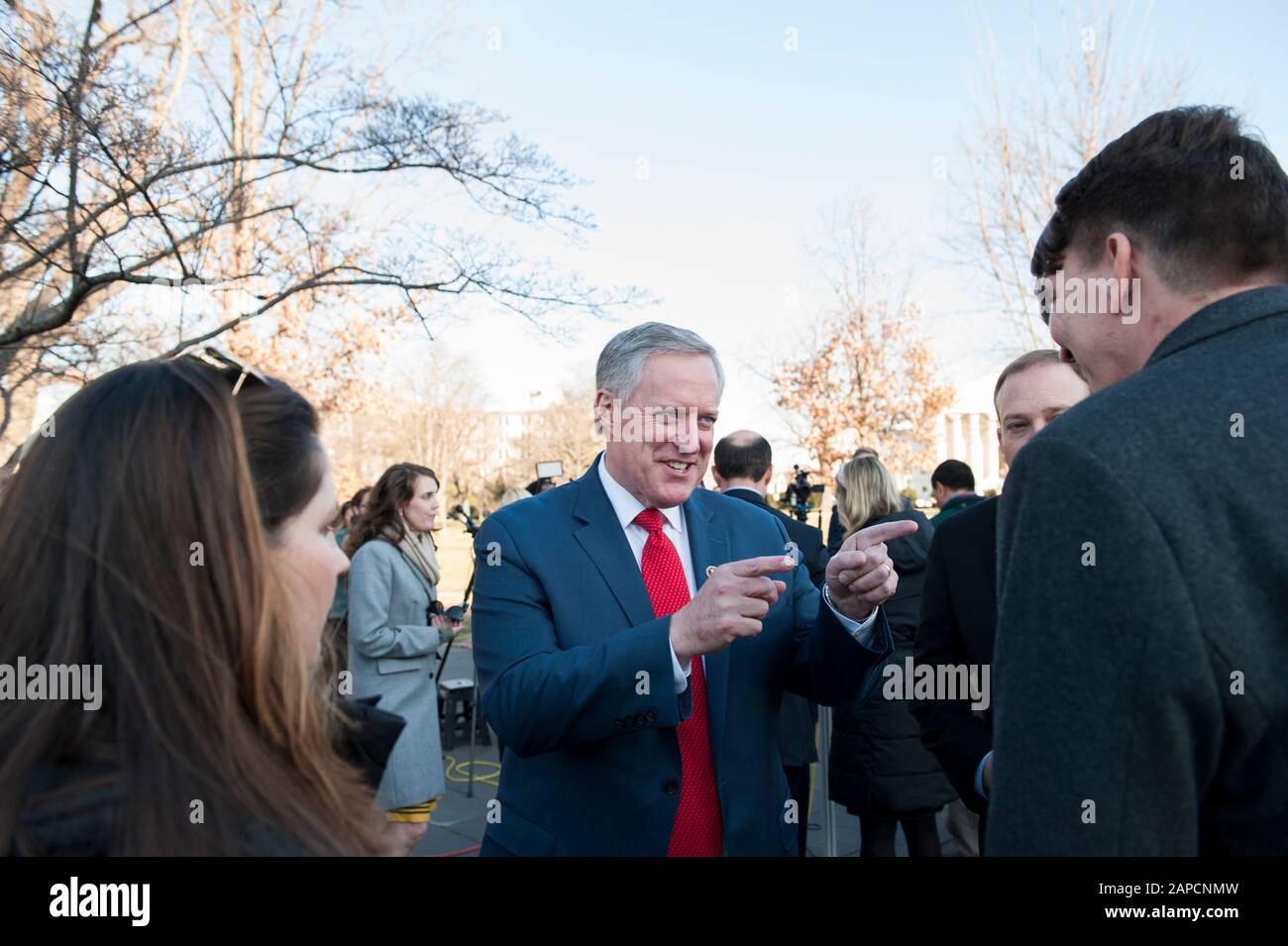 Washington DC, Stati Uniti. 22nd Gen 2020. Mark Meadows (R-NC, centro) parla con un reporter dopo essere stato affiancato da cinque avvocati generali: Leslie Carol Rutledge (Arkansas), Curtis Theophilus Hill Jr. (Indiana) Steve Marshall (Alabama) Jeffrey Martin Landry (Louisiana) e Alan McCrory Wilson (Carolina del Sud) Al di fuori del Campidoglio degli Stati Uniti per una conferenza stampa in cui hanno annunciato che i consulenti repubblicani generali di 21 stati hanno presentato una lettera per respingere i due articoli Di Impeachment contro il presidente Donald Trump. Credito: Sipa Usa/Alamy Live News Foto Stock