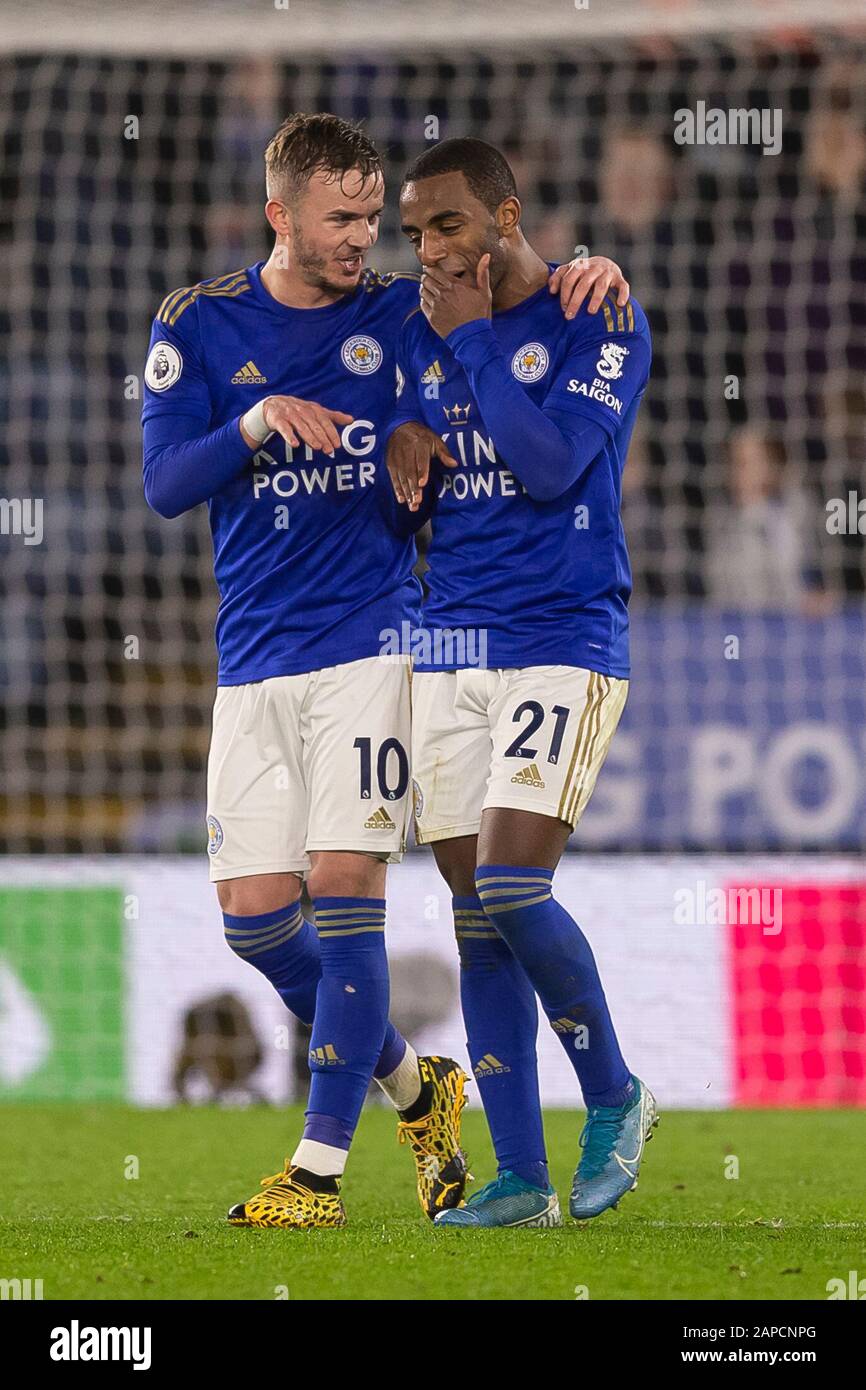 Leicester, Regno Unito. 22nd Gen 2020. Ricardo Pereira di Leicester City festeggia con James Maddison di Leicester City dopo aver segnato il secondo obiettivo per fare il punteggio 2-0 durante la partita della Premier League tra Leicester City e West Ham United al King Power Stadium il gennaio 22nd 2020 a Leicester, Inghilterra. (Foto di Daniel Chesterton/phcimages.com) Credit: PHC Images/Alamy Live News Foto Stock