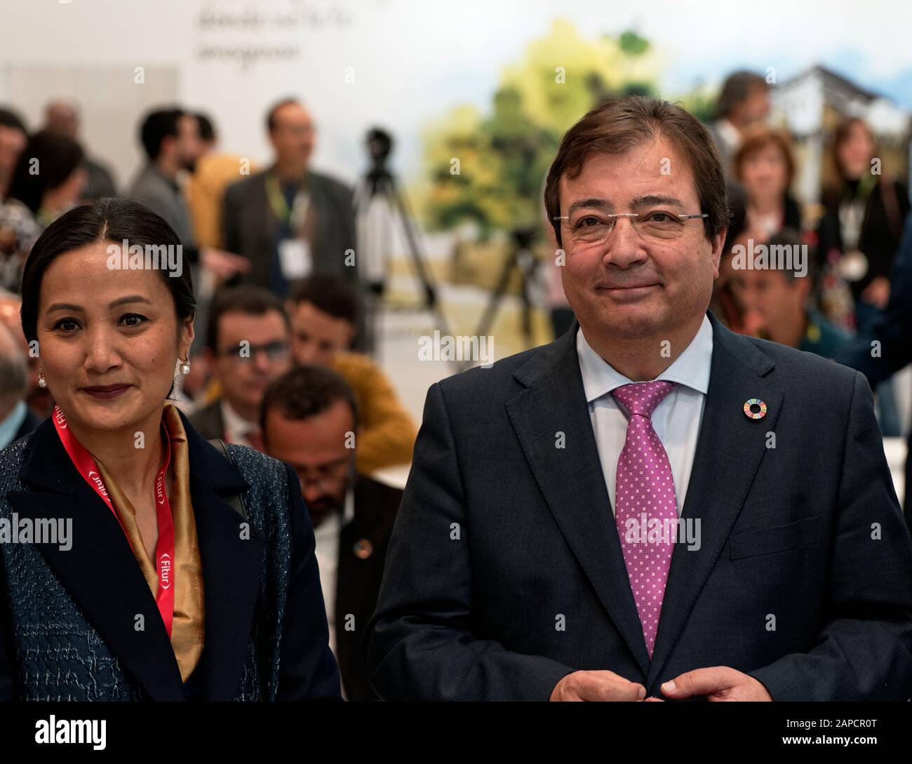 IFEMA, Madrid, Spagna. 22nd Gen 2020. FITUR Fiera Internazionale del Turismo di Madrid - L to R, ambasciatore nepalese Dawa Futi Sherpa, Guillermo Fernandez Vara, Presidente del Governo Regionale dell'Estremadura, nella presentazione del progetto del centro buddista promosso dalla Lumbini Garden Foundation con l'appoggio dell'ambasciata nepalese. IFEMA, Madrid, Spagna. Credito: Enriquepsans/Alamy Live News Foto Stock