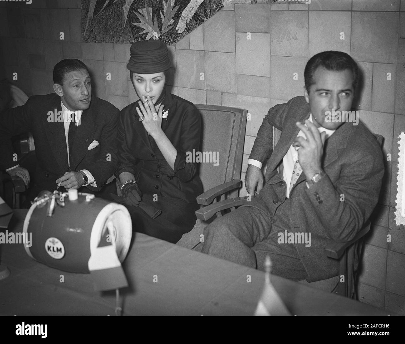 Arrivo star del cinema italiano Milly vitale (a sinistra, del film le due orfanelle) e Rossano Brazzi (dal film Tre monete nella Fontana) Data: 17 Novembre 1954 luogo: Noord-Holland, Schiphol Parole Chiave: Movie stars Nome personale: Brazzi Rossano, vitale Milly Foto Stock