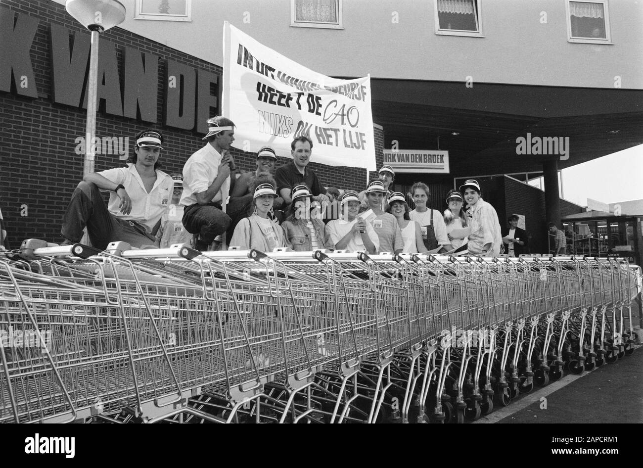 Azioni nei supermercati per una MIGLIORE CAO Descrizione: Azione in un ramo di Dirk van de Broek ad Amsterdam-Noord Data: 24 Maggio 1989 Località: Amsterdam, Noord-Holland Parole Chiave: Azioni, affiliati, slogan banner, supermercati Foto Stock