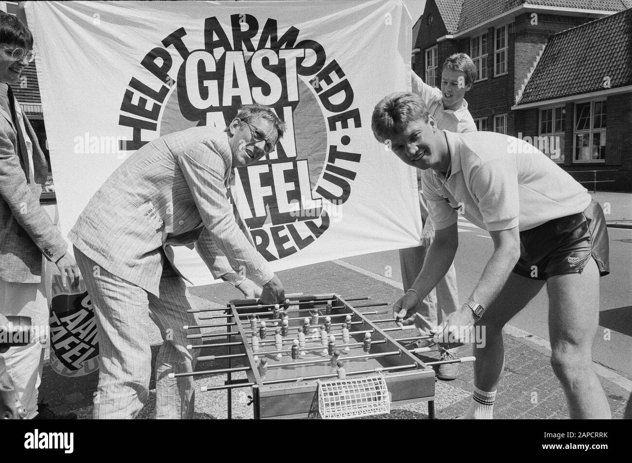 Action Guest at Table Football per il tetto e i disoccupati in Messico; gioco di calcio balilla tra Freek de Jonge (l e Louis van Gaal (r) Data: 10 Giugno 1986 Parole Chiave: Calcio balilla, sport Nome personale: Freek de Jonge, Gaal, Louis van Foto Stock