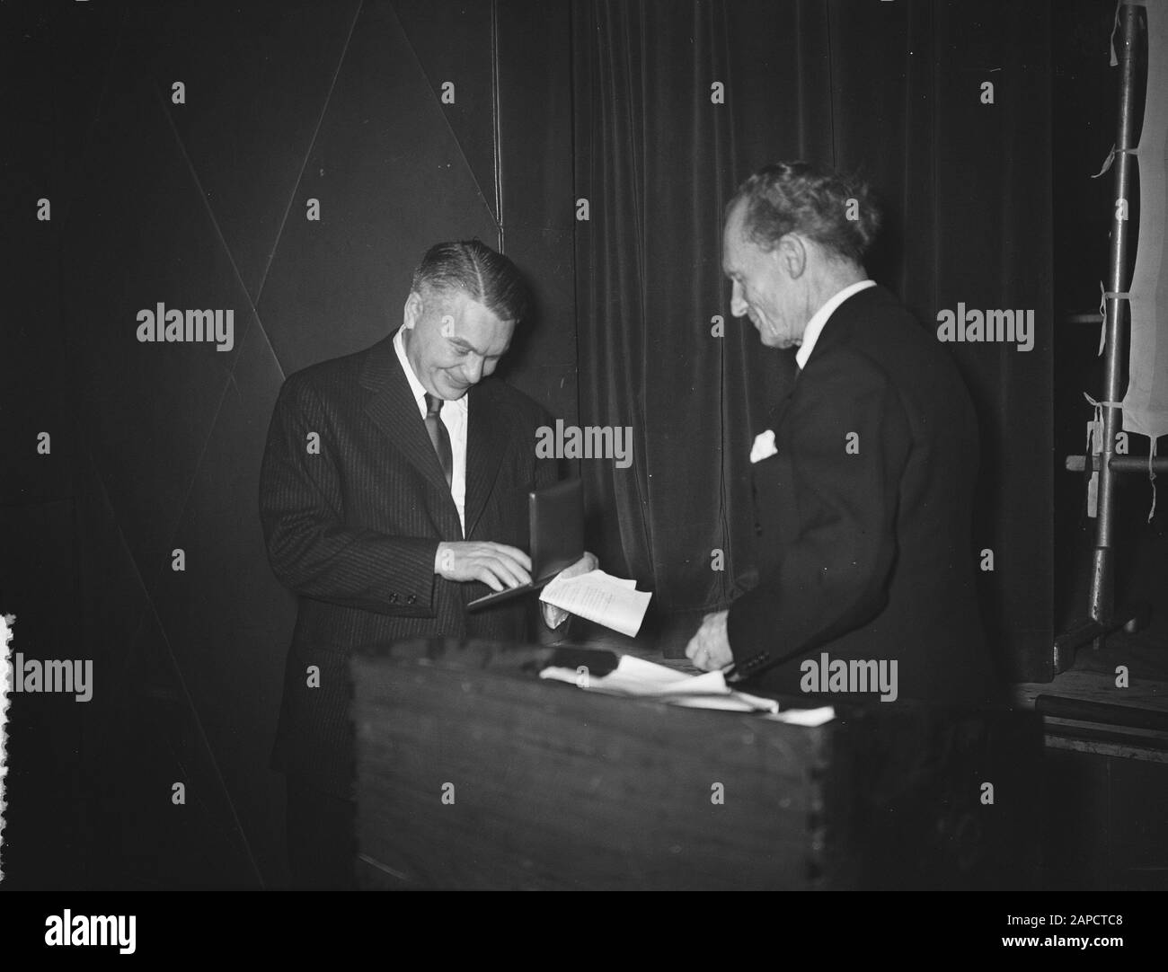 Il premio Della medaglia Von Baumhauer al signor Lederer Data: 9 dicembre 1954 Parole Chiave: Aviazione, medaglie Nome personale: Lederer, Jerome Foto Stock