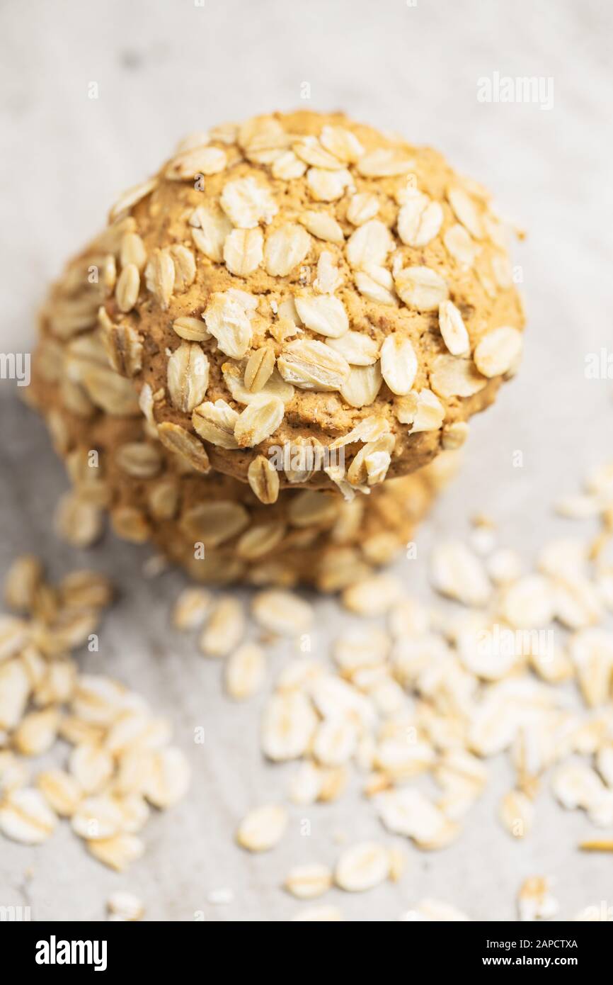 Biscotti di farina d'avena di cereali sul vecchio tavolo da cucina. Foto Stock