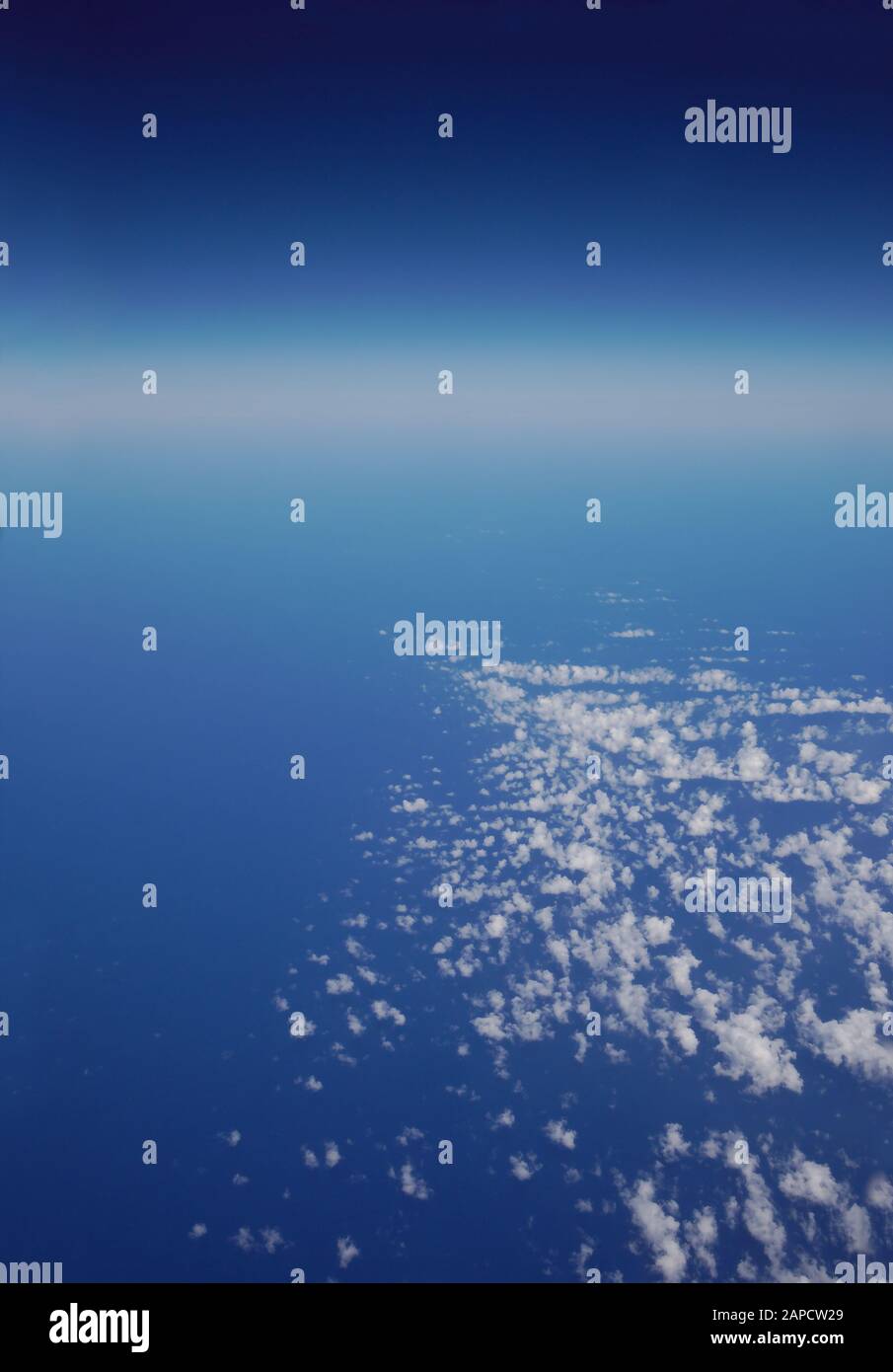 Vista dall'alto di nuvole sparse con il mare blu e il cielo come sfondo. Immagine con spazio per aggiungere testi, copiare spazio Foto Stock