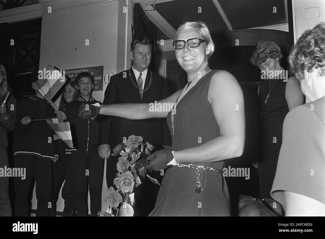 ADA Kok onorato a Zaandam. ADA Kok, cittadino onorario di Zaandam, qui guarda il badge dorato. Sullo sfondo il sindaco Reint Laan. Data: 31 Ottobre 1968 Luogo: Noord-Holland, Zaandam, Zaanstad Parole Chiave: Honations, Swimming Person Name: Kok, Ada Foto Stock