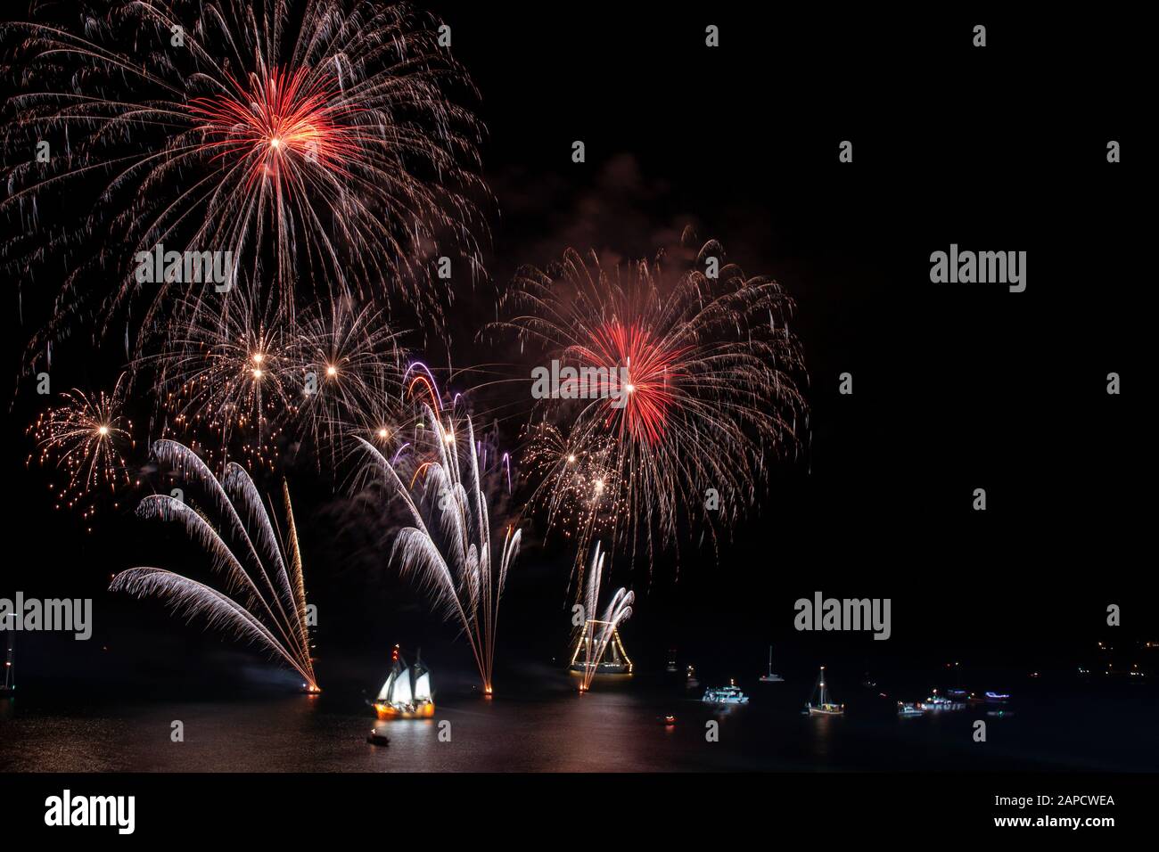 Bellissimi fuochi d'artificio del nuovo anno 2020 nella città di Albufeira, Portogallo. Foto Stock