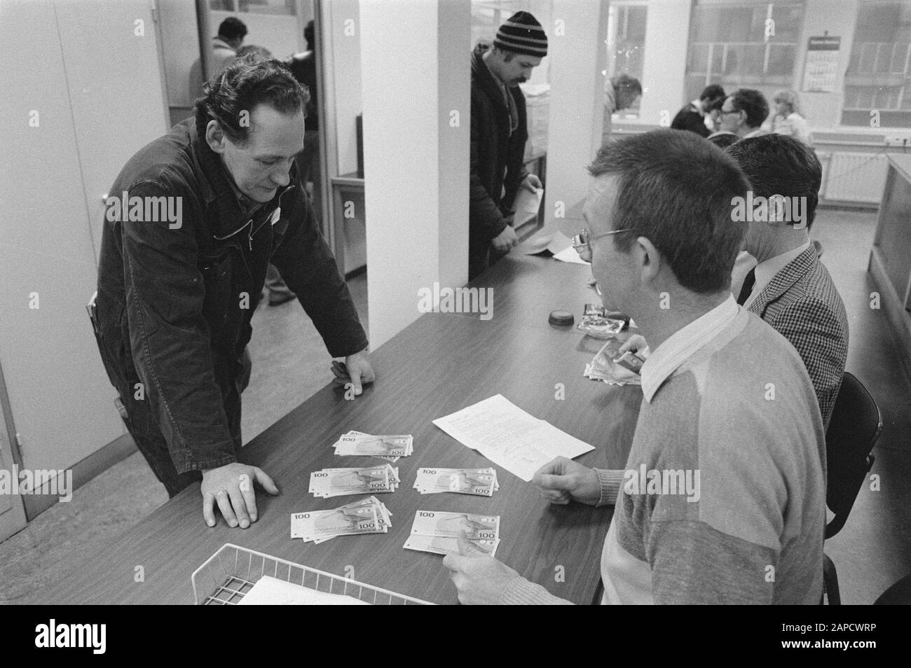 I dipendenti ADM ricevono i loro salari in contanti; ciò è stato possibile con un prestito del Servizio sociale Data: 25 gennaio 1985 Parole Chiave: Salari, dipendenti Nome dell'istituzione: ADM Foto Stock