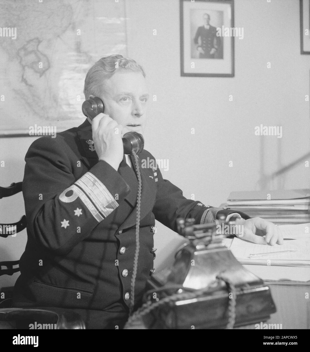 P [Portraits/Persons]/Anefo London Series Descrizione: Ammiraglio J. Th. Furstner, Ministro dell'Annotazione Marina: Ministro dal 27 luglio 1941 al 23 febbraio 1945 Data: {1941-1945} luogo: Gran Bretagna, Londra Parole Chiave: Ministri, ufficiali, ritratti, ritratti, governi, seconda guerra mondiale Nome personale: Furstner, J.Th. Foto Stock