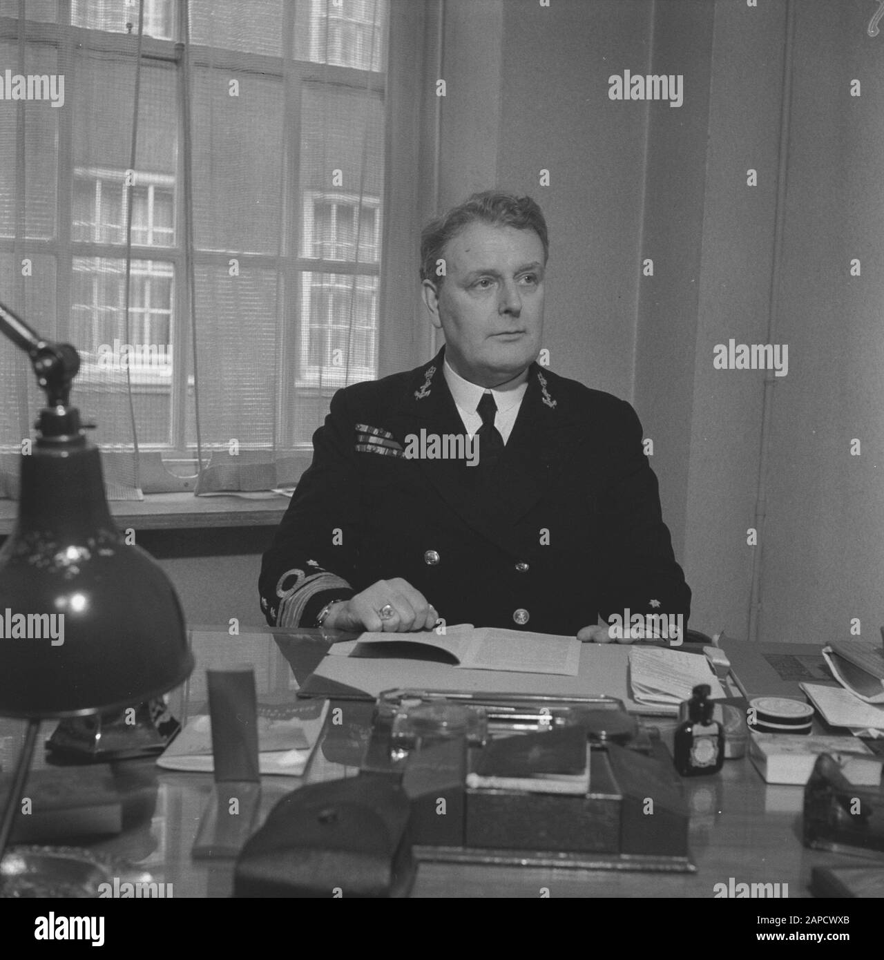 P [Portraits/Persons]/Anefo London Series Descrizione: Ammiraglio J. Th. Furstner, Ministro dell'Annotazione Marina: Ministro dal 27 luglio 1941 al 23 febbraio 1945 Data: {1941-1945} luogo: Gran Bretagna, Londra Parole Chiave: Ministri, ritratti, governi, seconda guerra mondiale Nome personale: Furstner, J.Th. Foto Stock