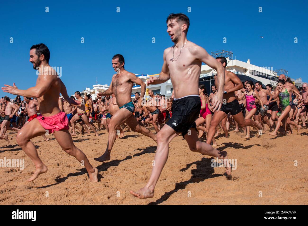 Quarteira, PORTOGALLO: 1st GENNAIO, 2020 - Persone di tutte le età si riuniscono per un evento per la prima immersione/immersione del nuovo anno nell'acqua dell'oceano. Foto Stock