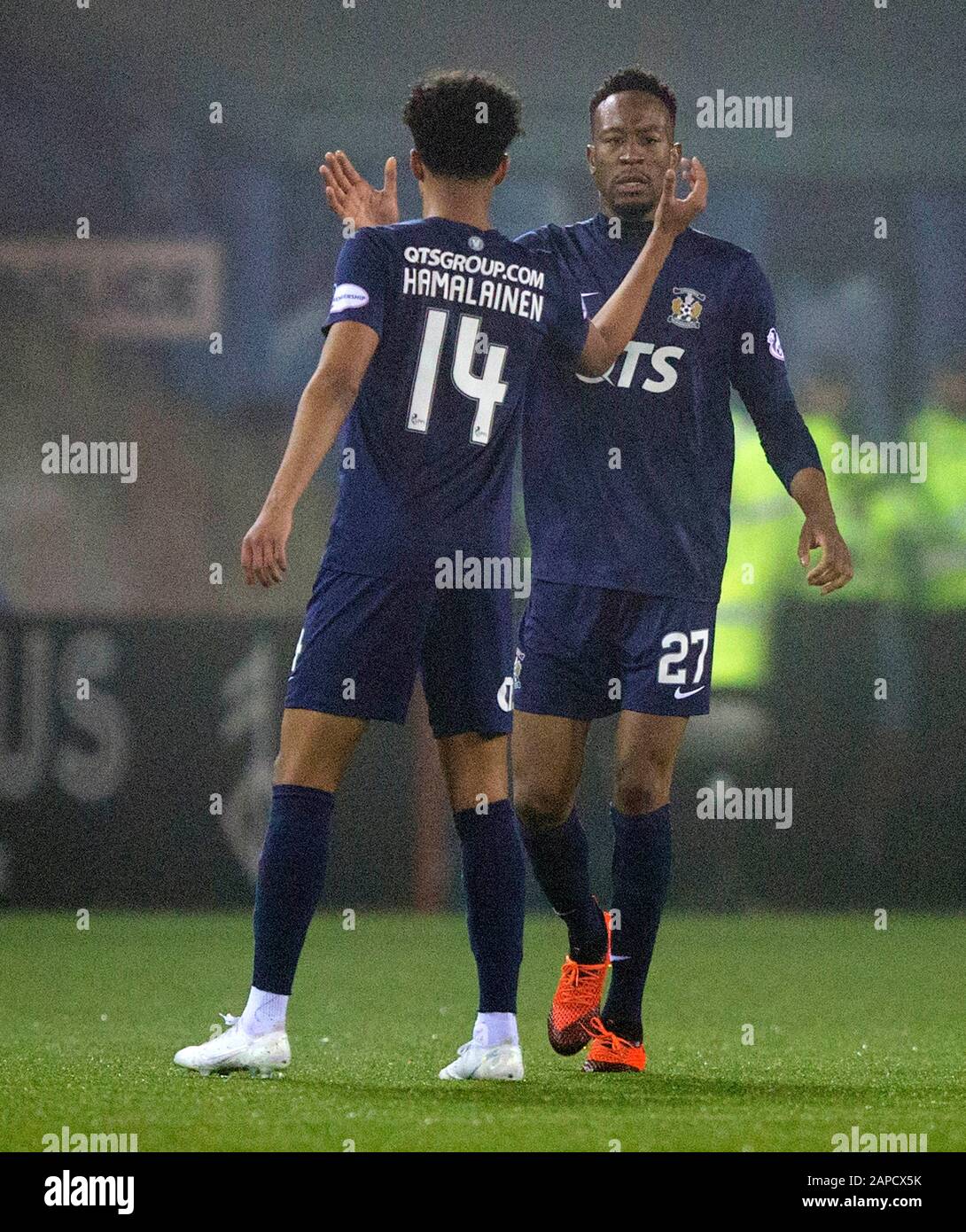 Nicke Kabamba (a destra) di Kilmarnock celebra il suo primo gol laterale durante la partita della Ladbrokes Scottish Premiership al Rugby Park, Kilmarnock. Foto Stock