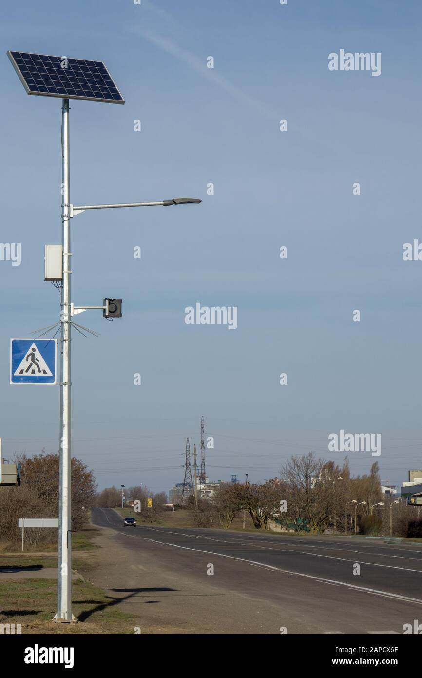 Odessa Ucraina. 2020.22.01. Un passaggio pedonale dotato di illuminazione a energia solare. Foto Stock