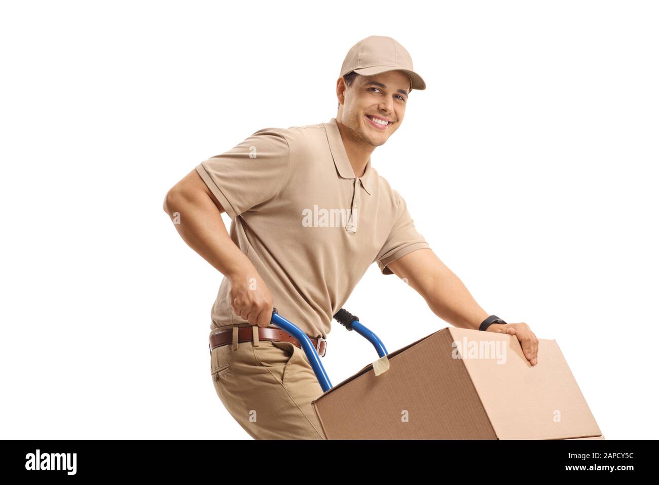 Addetto alla consegna con un camion a mano carico di scatole isolate su sfondo bianco Foto Stock