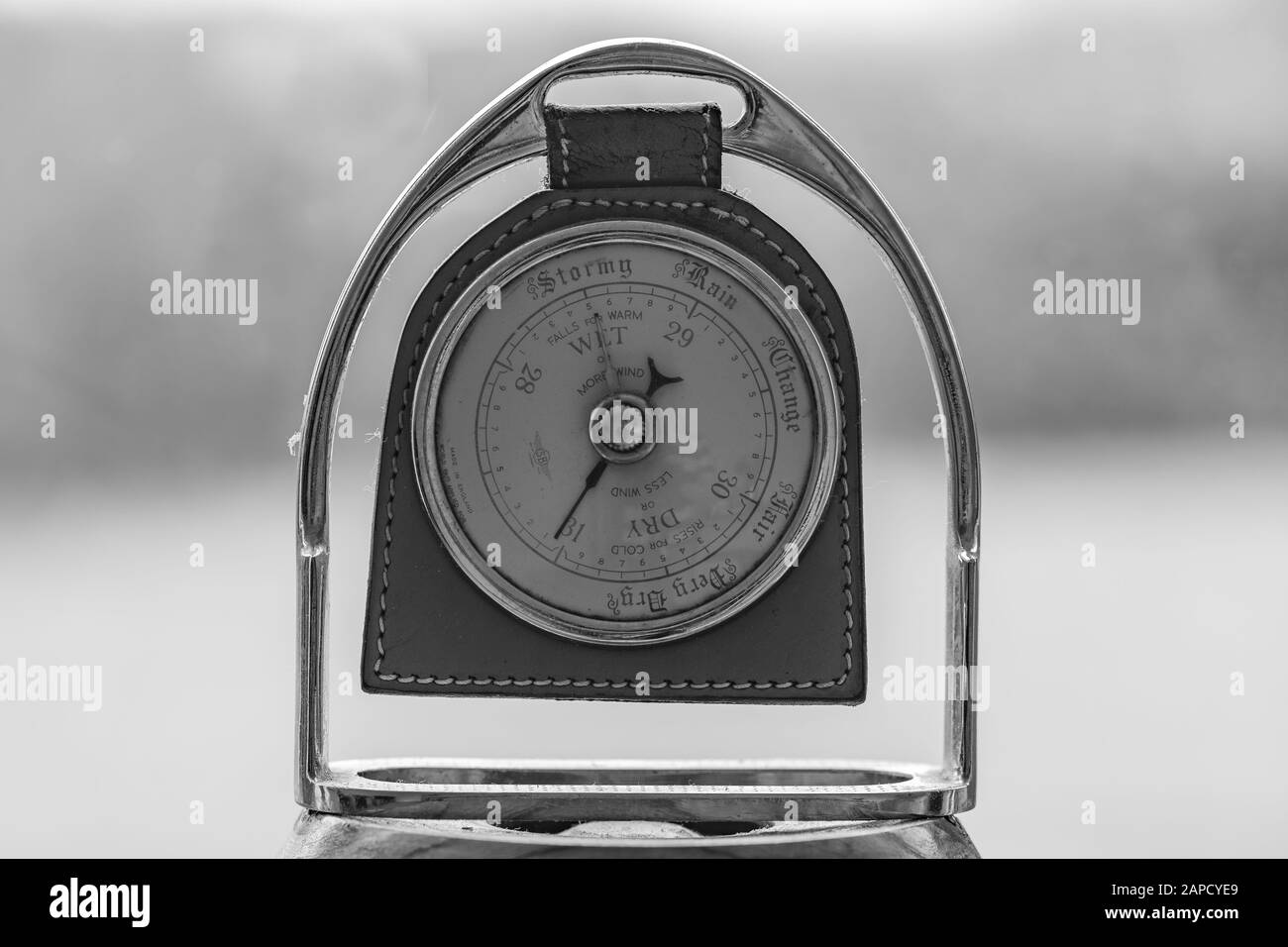 In prossimità di un antico barometro ricavato da una vecchia staffa di cavalli che indica alta pressione e bel tempo. Foto Stock