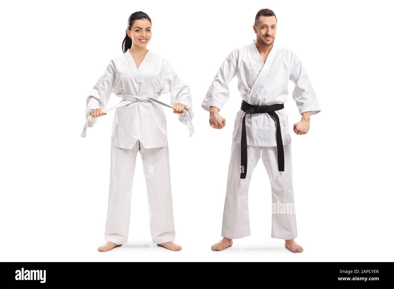 Ritratto a tutta lunghezza di una donna con cintura bianca in karate e uomo con cintura nera isolata su sfondo bianco Foto Stock