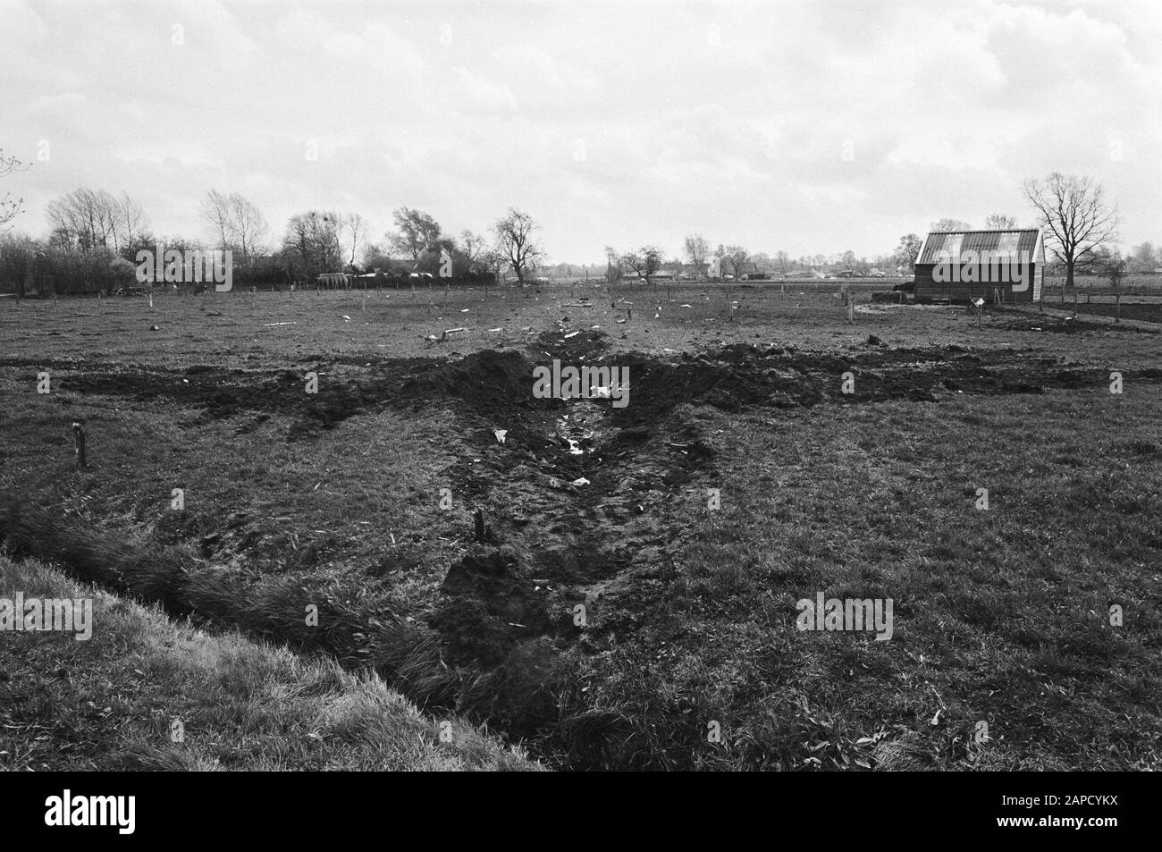 Due combattenti schiantati F-16 dell'Aeronautica militare olandese vicino Hoogeveen Descrizione: Stampa di un aereo in un pascolo Data: 27 aprile 1983 Località: Drenthe, Hoogeveen Parole Chiave: Aerei da combattimento, incidenti aerei, pascoli Foto Stock