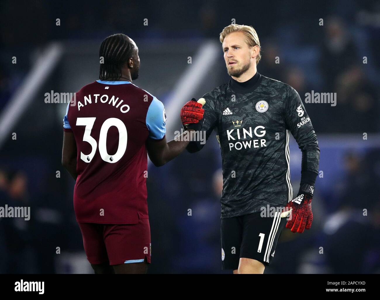 Il portiere Kasper Schmeichel (a destra) di Leicester City stringe le mani con il Michail Antonio del West Ham United dopo la partita della Premier League al King Power Stadium di Leicester. Foto Stock