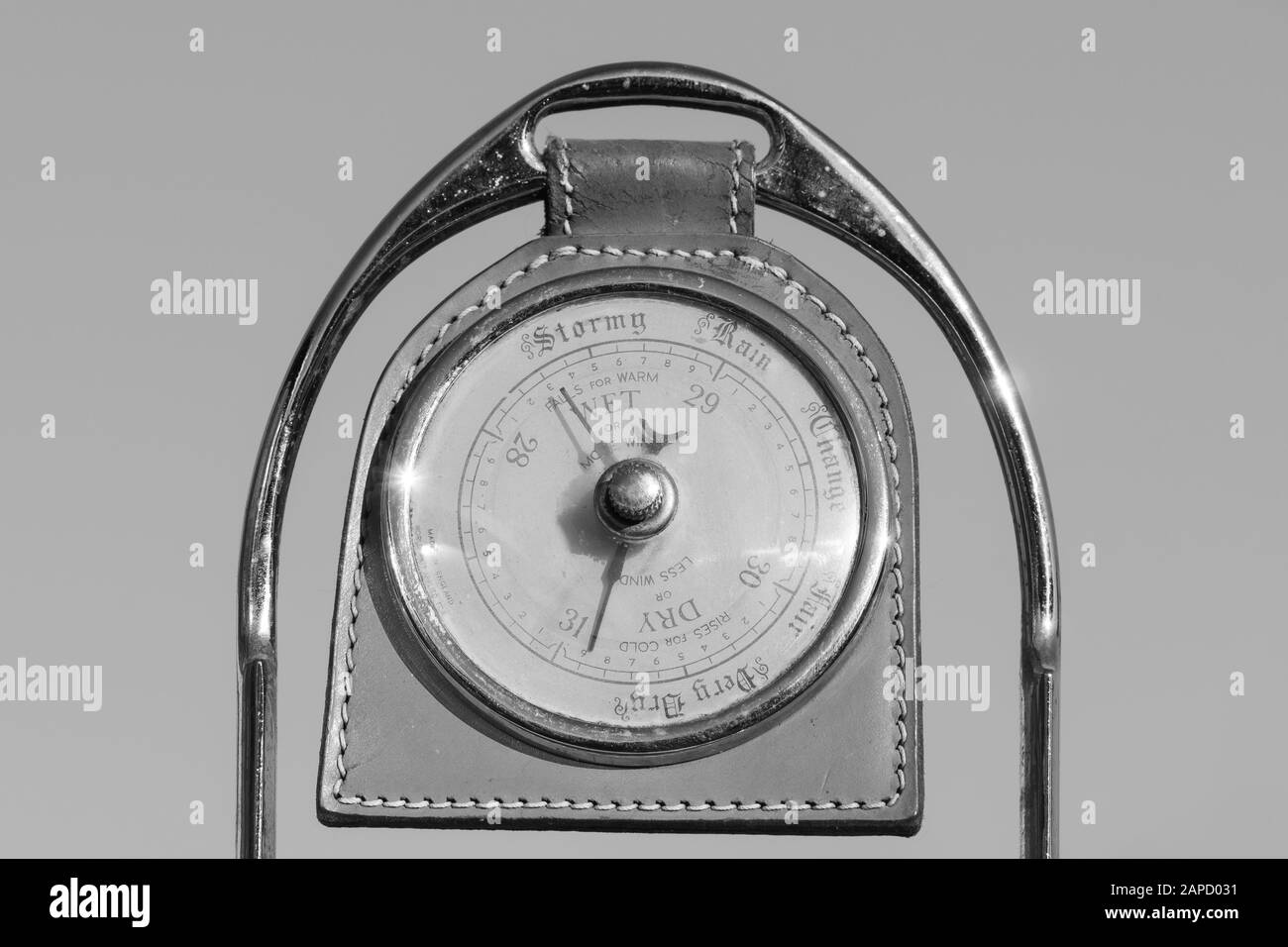 Primo piano di un barometro antico composto da una vecchia staffa di cavalli che indica alta pressione Foto Stock