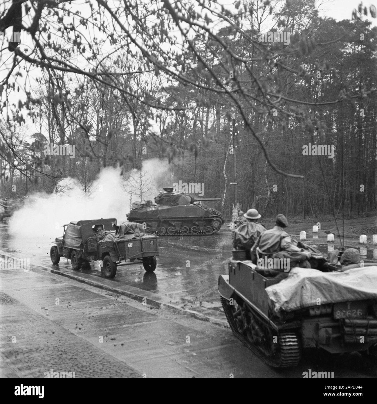 Nationaal Archief Beschrijving: Britse bevrijders op weg naar Hengelo Datum:Taken on 22 April 1945 Vervaardiger: Anefo / fotograf onbekend Bestanddeelnummer:120-0826 URL: http://beeldbank.nationaalarchief.nl/na:col1:dat244197 Voor meer informatie over het Nationaal Archief: http://www.nationaalarchief.nl Voor meer it deze en andere collecties, bezoek onze Beeldbank:, http://www.beeldbank.nationaalarchief.nl U kunt ons helpen onze kennis van de fotocollecties te verrijken door tags en commentaren tep te voegen. Herkent u mensen di locaties of heeft u een bijzonder verhaal te vertellen Foto Stock