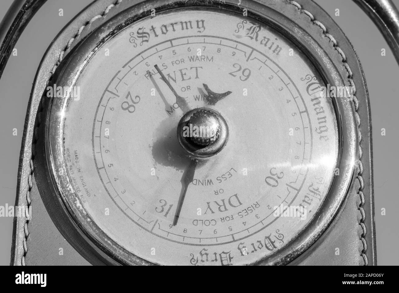 Primo piano di un barometro antico composto da una vecchia staffa di cavalli che indica alta pressione Foto Stock