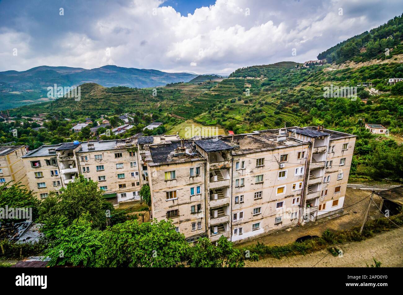 Polican, Albania - 31 Luglio 2014. Città Smally di Polican con vecchie case del pannello Foto Stock