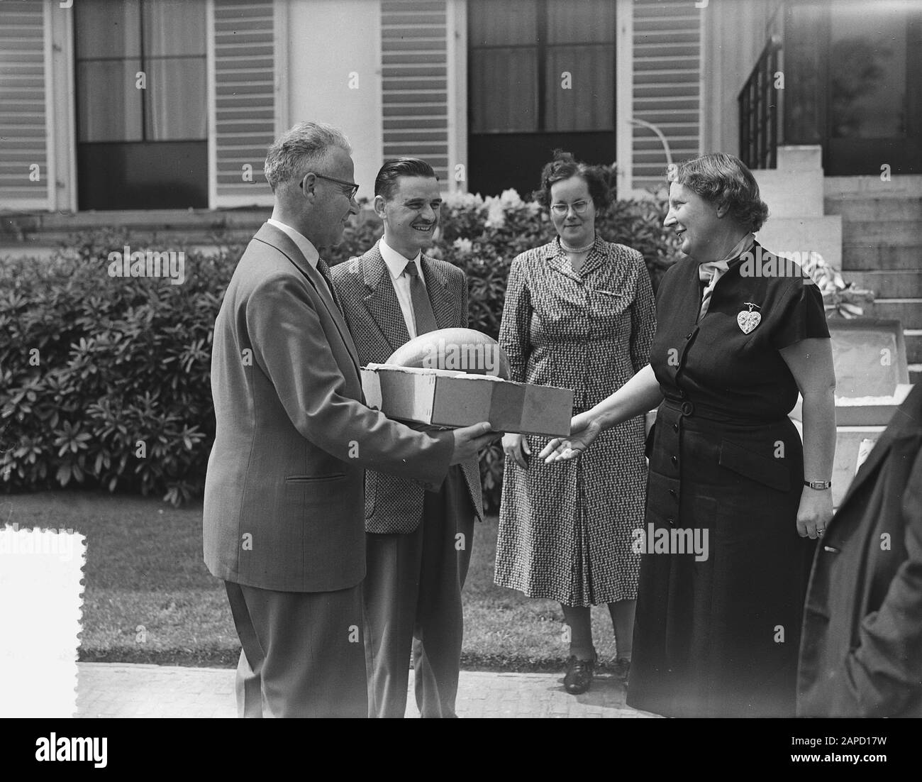 Visita antichi di giorni Soestdijk Data: 22 giugno 1955 Parole Chiave: Visite, anziani Nome dell'istituzione: Palace Soestdijk Foto Stock
