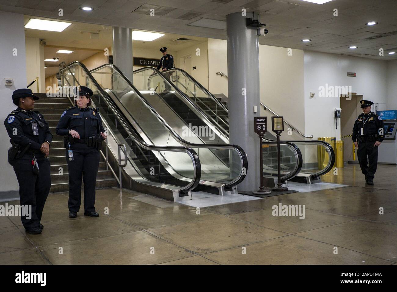 Washington, Stati Uniti. 22nd Gen 2020. Il giorno due del processo di impeachment del presidente Donald Trump di mercoledì 22 gennaio 2020 a Washington, DC, la polizia del Campidoglio si trova all'ingresso della metropolitana al Campidoglio degli Stati Uniti. I responsabili della Camera iniziano a presentare il loro caso per la rimozione dall'ufficio durante 24 ore distribuite su tre giorni. Cento senatori degli Stati Uniti serviranno da giudici per decidere se rimuovere Trump dal loro incarico per abusare del potere facendo pressioni sull'Ucraina per favori politici personali. Foto di Pete Marovich/UPI Credit: UPI/Alamy Live News Foto Stock