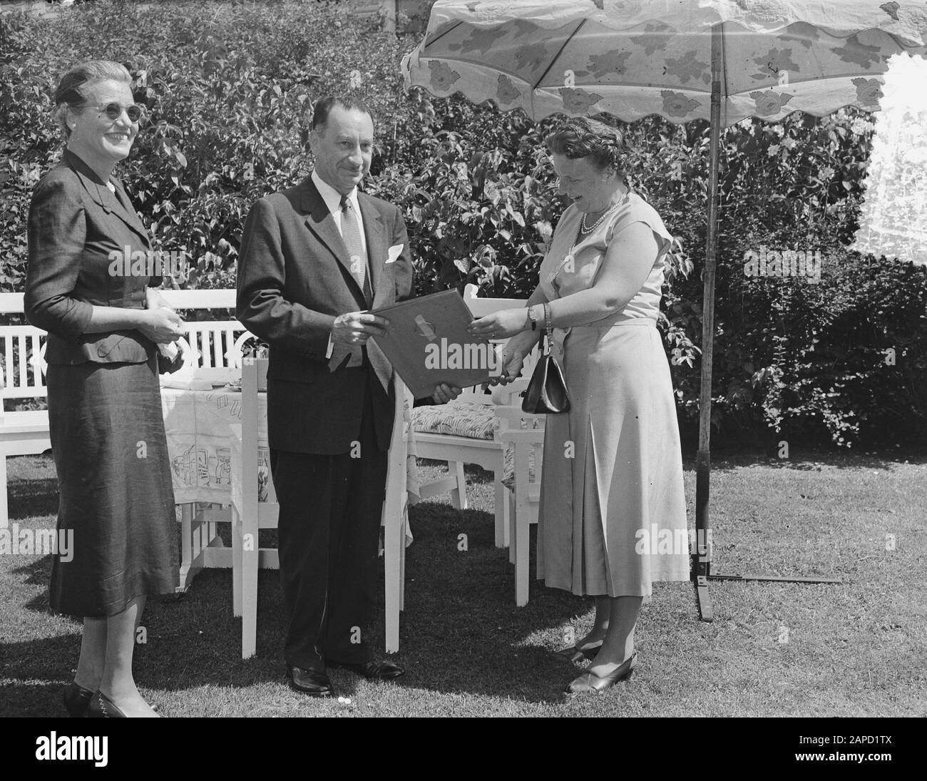 Offerta certificato dal Presidente del Consiglio di sinagoghe in America, Norman Salit, alla Regina Juliana a Soestdijk Data: 15 luglio 1955 posizione: Soestdijk, Utrecht Parole Chiave: Queen, offre Nome personale: Juliana (regina Olanda), Juliana, regina, Salit, Norman Foto Stock