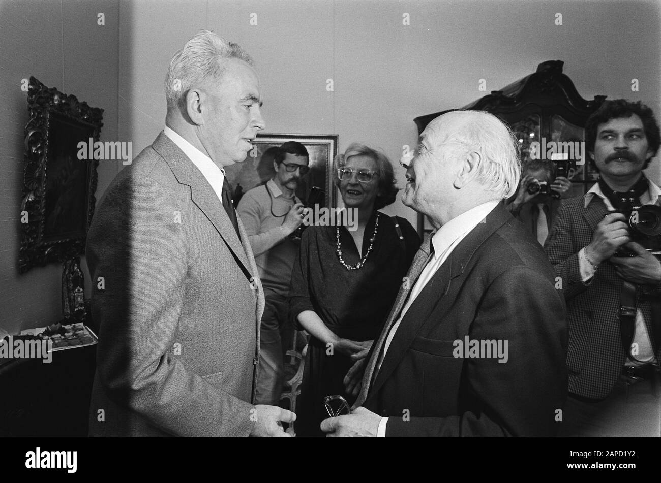 Addio alla reception di W. Akse, il custode di Catshuis (che vi ha lavorato per 18 anni). 24.25 Akse, Den Uyl, Ministro Den Uyl Data: 5 Aprile 1982 Parole Chiave: Housemasters, Receptions Nome Personale: Uyl, Joop Den Foto Stock