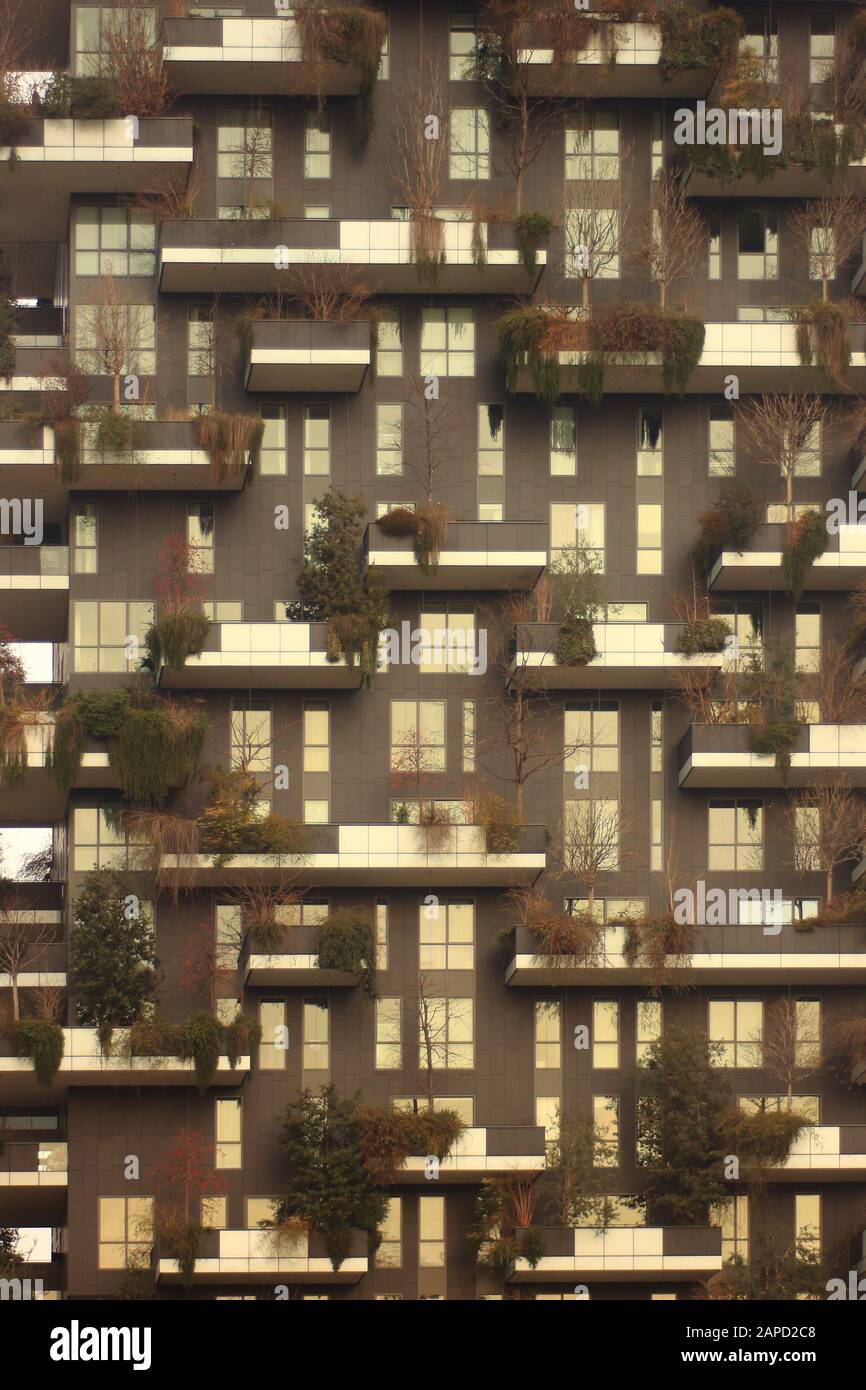 Skyline di Milano nel nuovo quartiere finanziario di porta Nuova, sullo sfondo i famosi grattacieli verticali della foresta Foto Stock