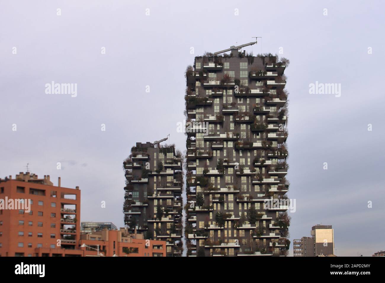 Skyline di Milano nel nuovo quartiere finanziario di porta Nuova, sullo sfondo i famosi grattacieli verticali della foresta Foto Stock