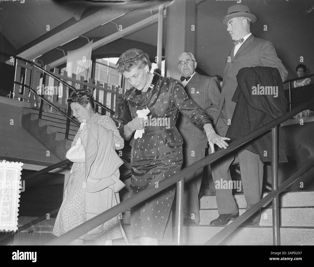 Dean Acheson visita il nostro paese, arrivo con New Amsterdam con Ambasciatore A. Stone Data: 24 Agosto 1955 Parole Chiave: Arrivo, Ambasciatori Nome del personale: Acheson, Dean, Stone, A. Foto Stock