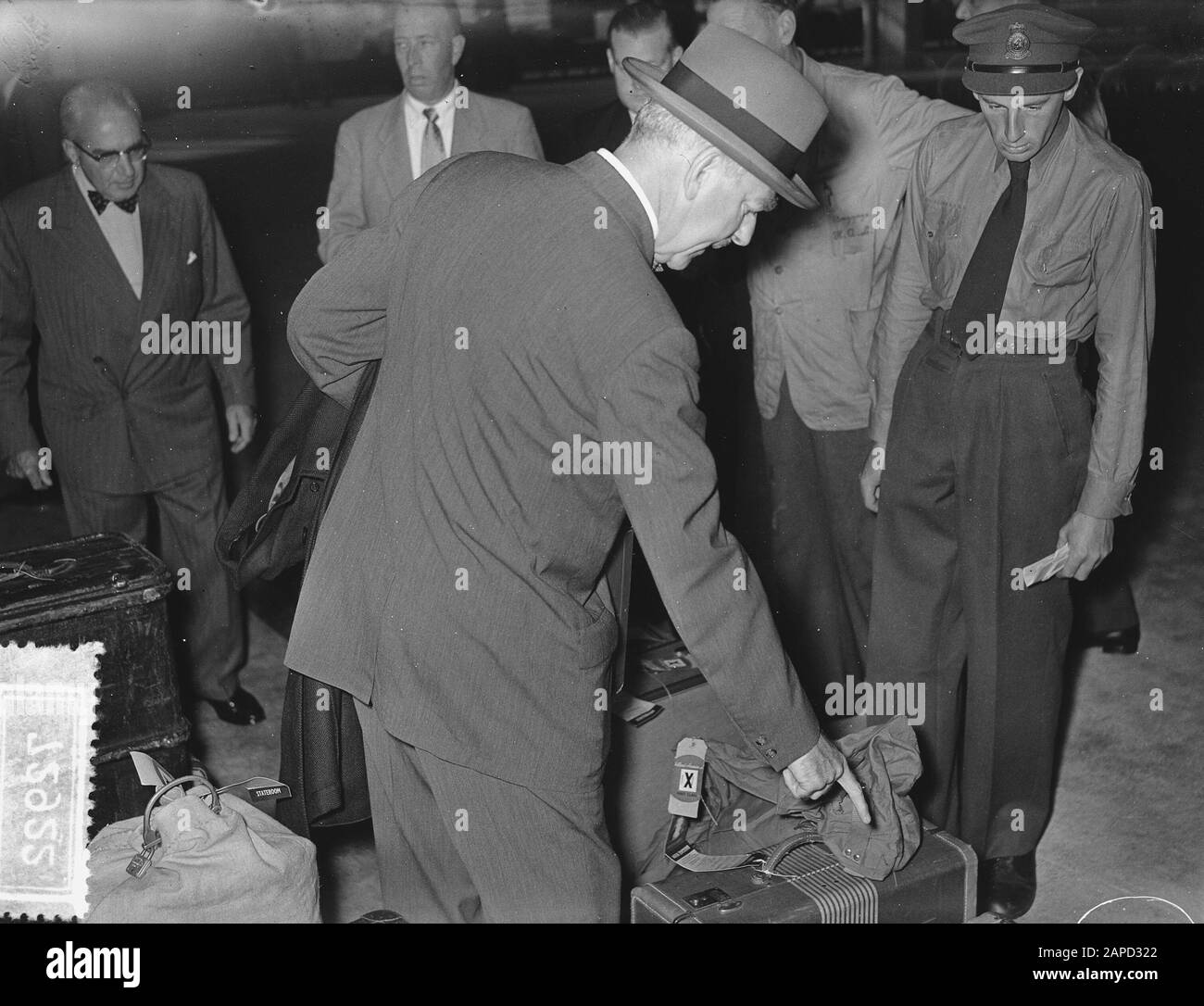 Dean Acheson visita il nostro paese, arrivo con New Amsterdam con Ambasciatore A. Stone Data: 24 Agosto 1955 Parole Chiave: Arrivo, Ambasciatori Nome del personale: Acheson, Dean, Stone, A. Foto Stock